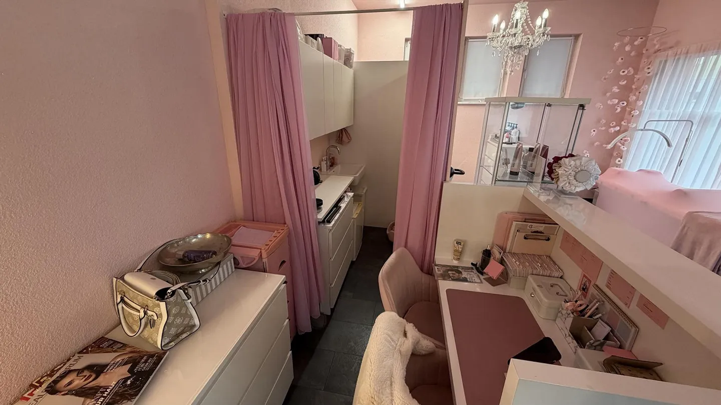 Espace de vente dans un très bon emplacement avec de hauts plafonds - Photo 11 sur 16