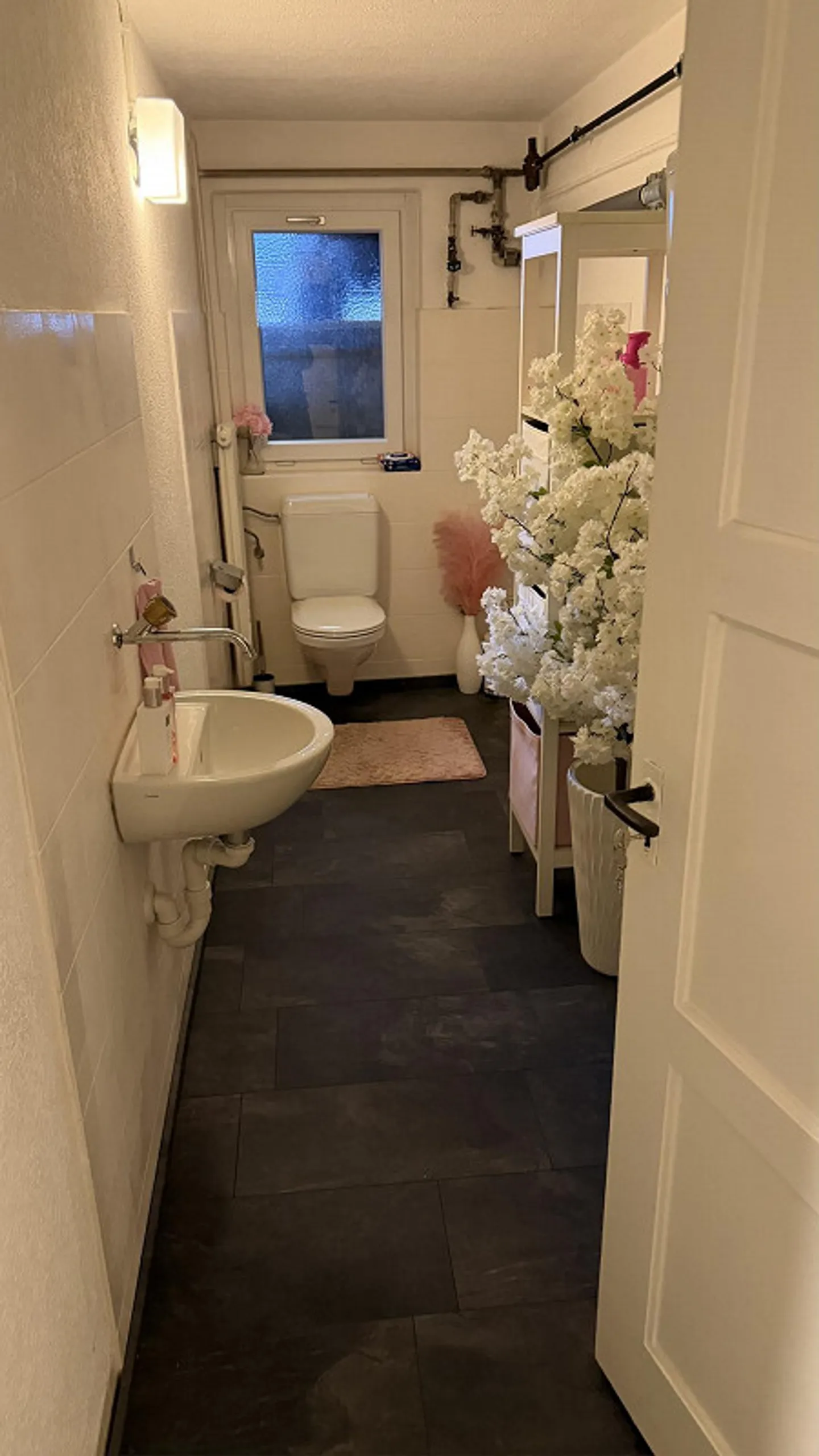 Espace de vente dans un très bon emplacement avec de hauts plafonds - Photo 14 sur 16