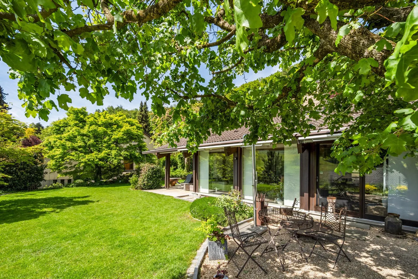 Idyllic and Exclusive: Detached House in the Green with Unobstructed Views - Photo 2 of 16