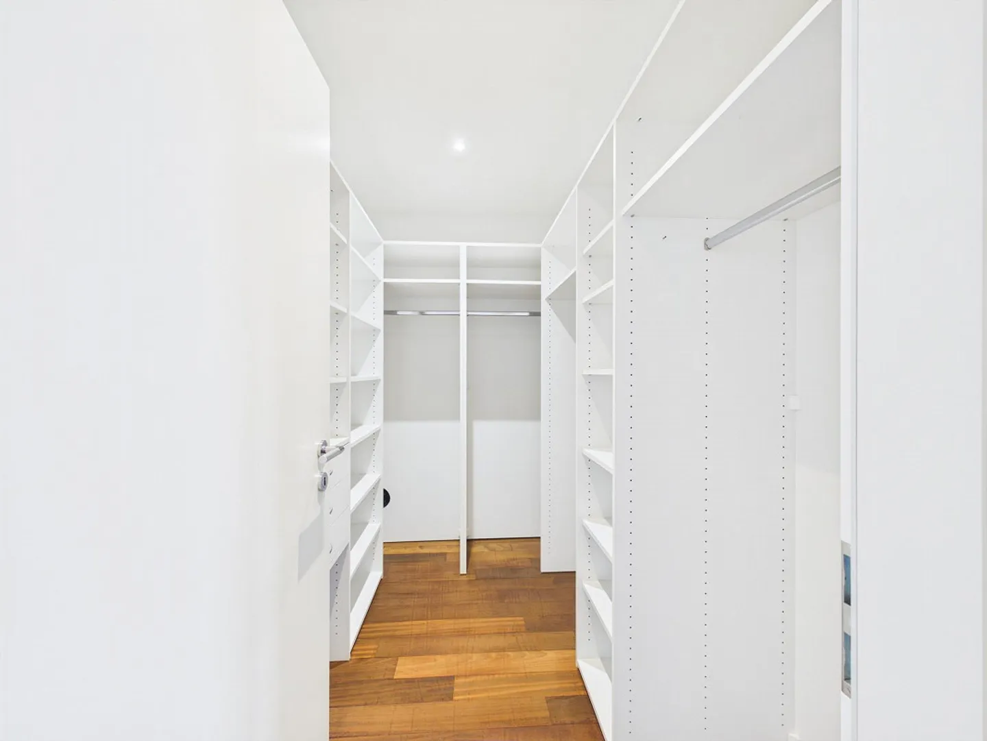 Appartement duplex exclusif avec terrasse spacieuse et bar à grill - Photo 9 sur 13