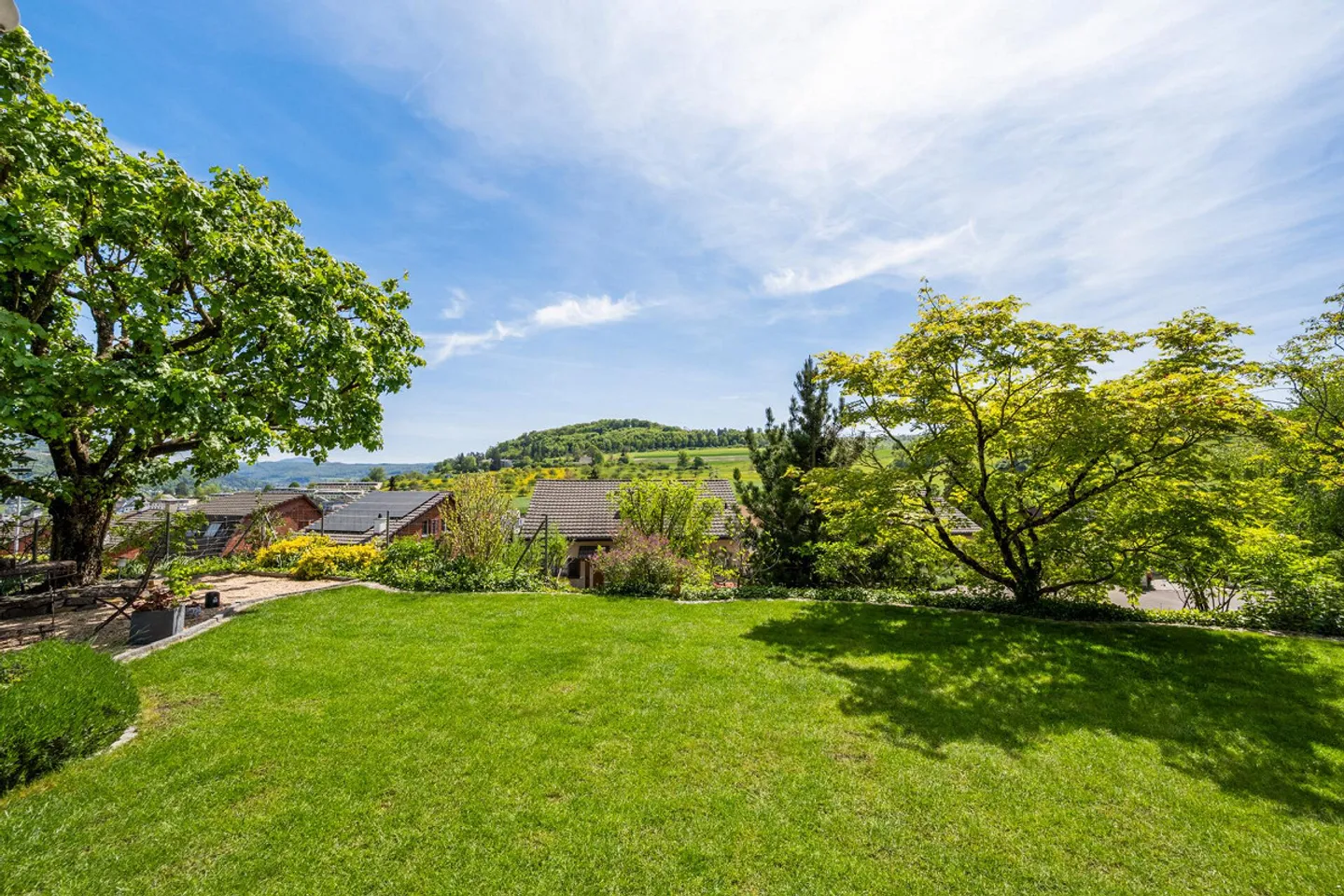 Idyllic and Exclusive: Detached House in the Green with Unobstructed Views - Photo 3 of 16