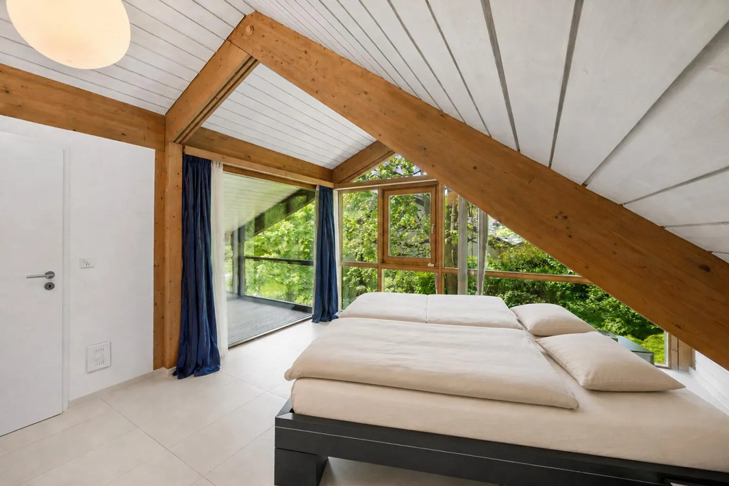 Idyllic and Exclusive: Detached House in the Green with Unobstructed Views - Photo 9 of 16