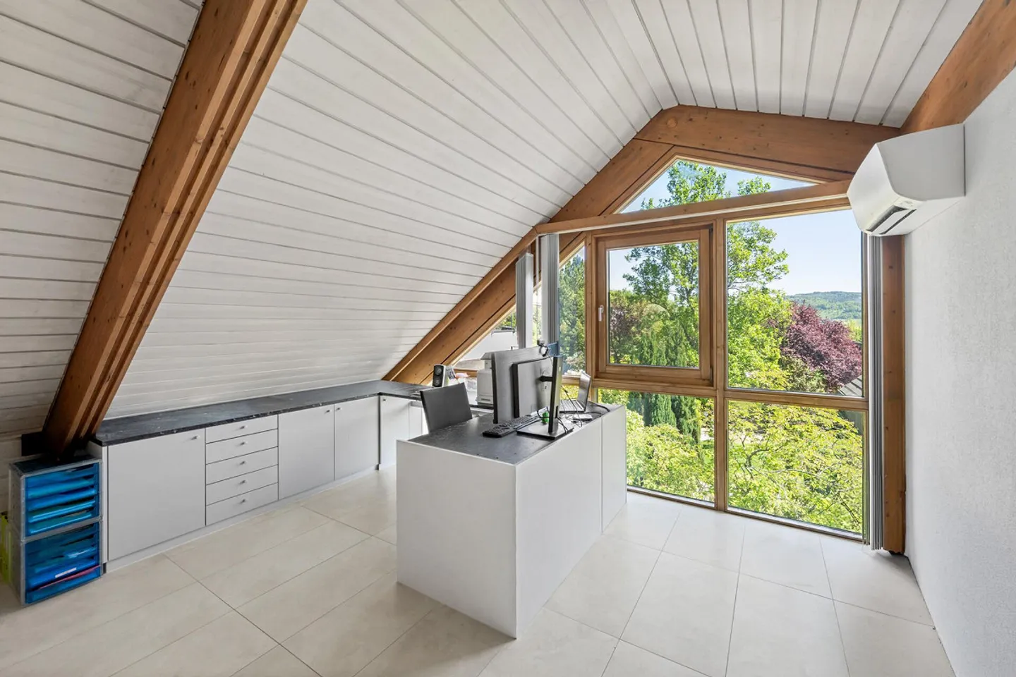 Idyllic and Exclusive: Detached House in the Green with Unobstructed Views - Photo 10 of 16