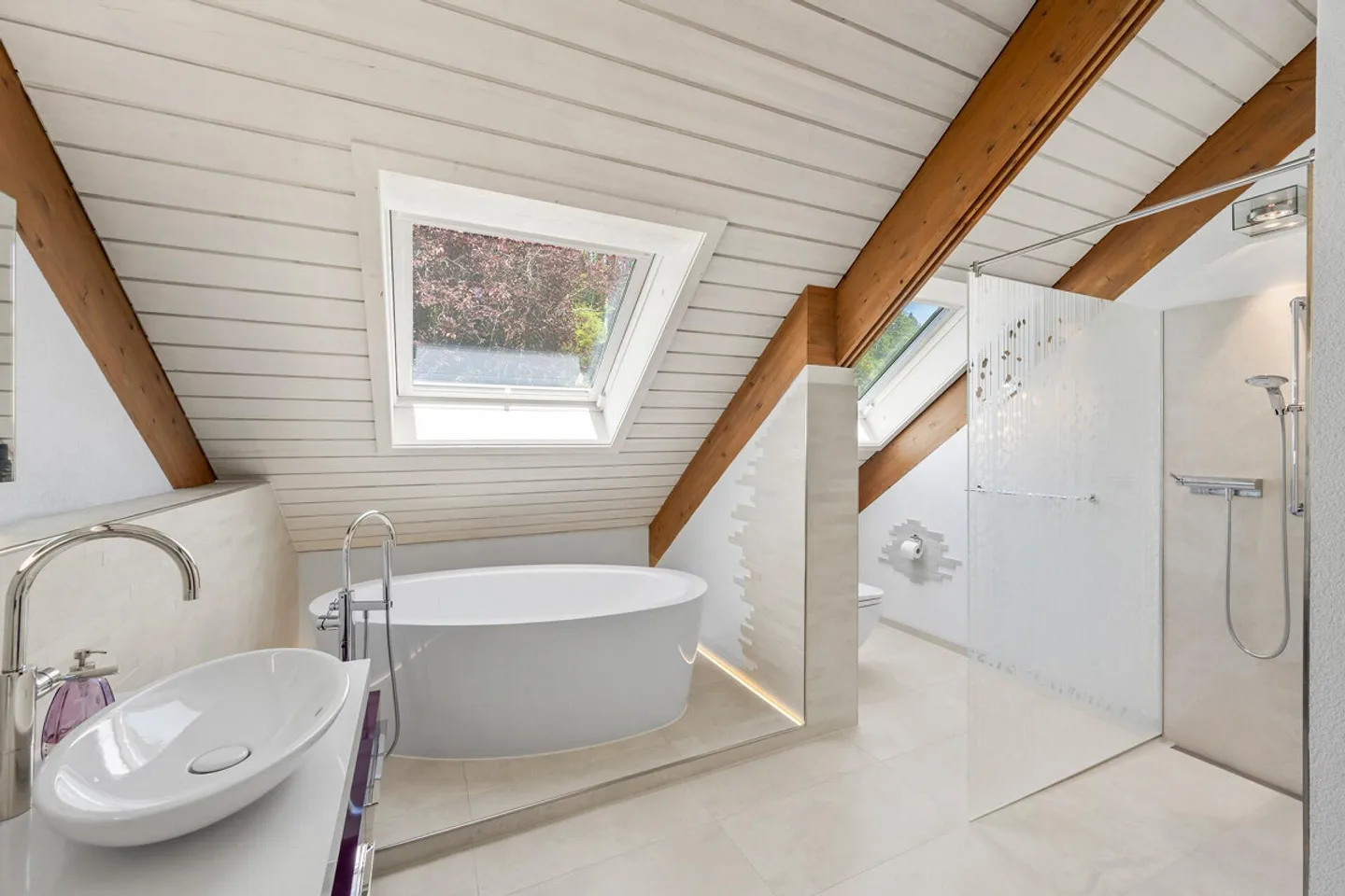 Idyllic and Exclusive: Detached House in the Green with Unobstructed Views - Photo 11 of 16