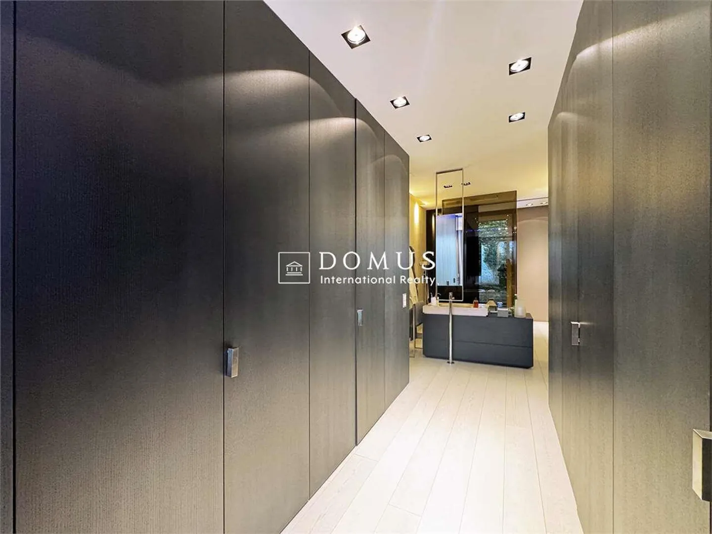 Exclusive 3.5-room apartment with lake view - Photo 13 of 13