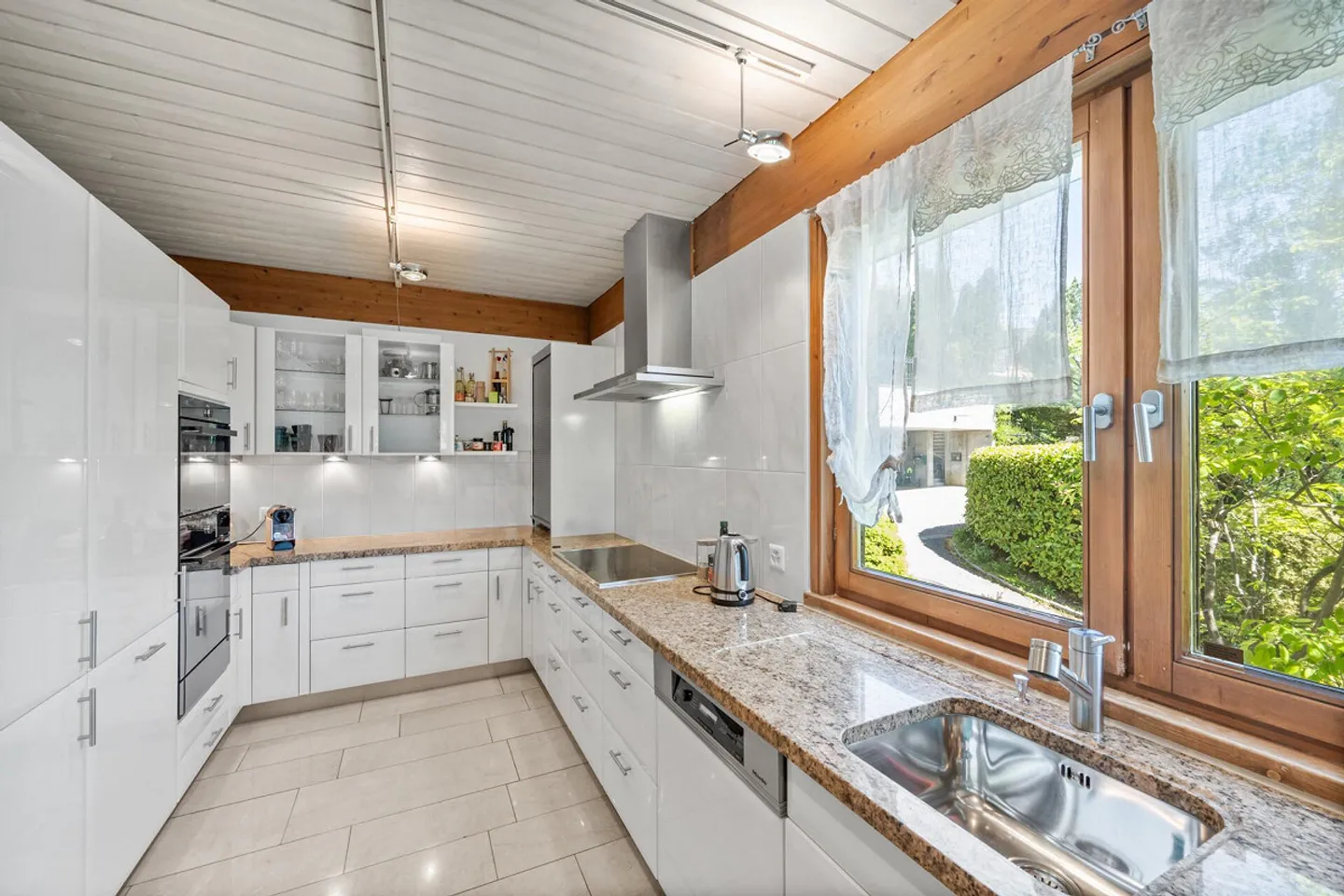 Idyllic and Exclusive: Detached House in the Green with Unobstructed Views - Photo 6 of 16