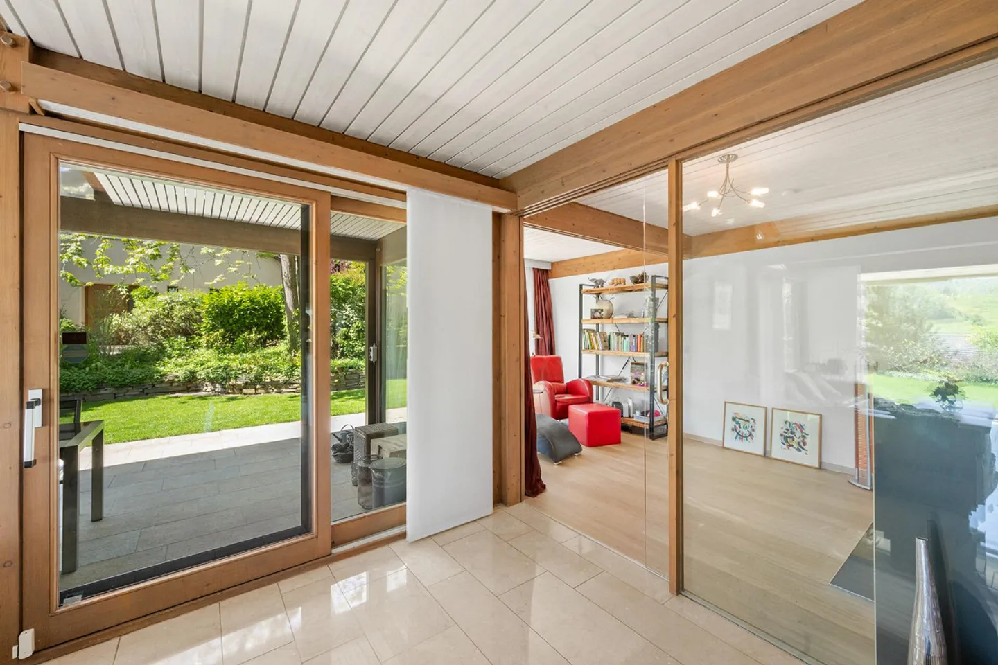 Idyllic and Exclusive: Detached House in the Green with Unobstructed Views - Photo 7 of 16