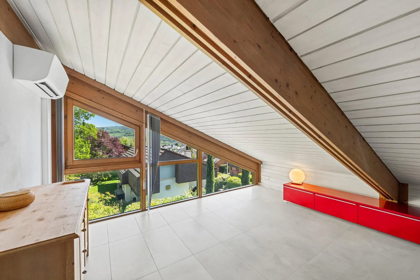 Idyllic and Exclusive: Detached House in the Green with Unobstructed Views - Photo 12 of 16
