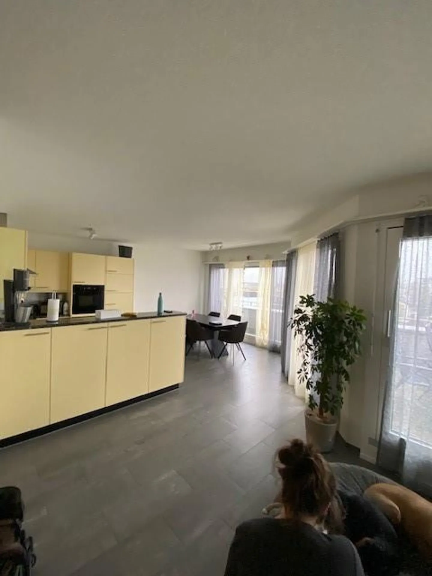 Bell'appartamento attico con pianta individuale in affitto - Foto 2 di 8