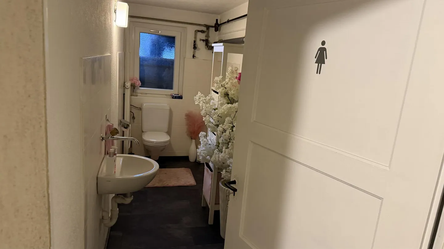 Espace de vente dans un très bon emplacement avec de hauts plafonds - Photo 16 sur 16