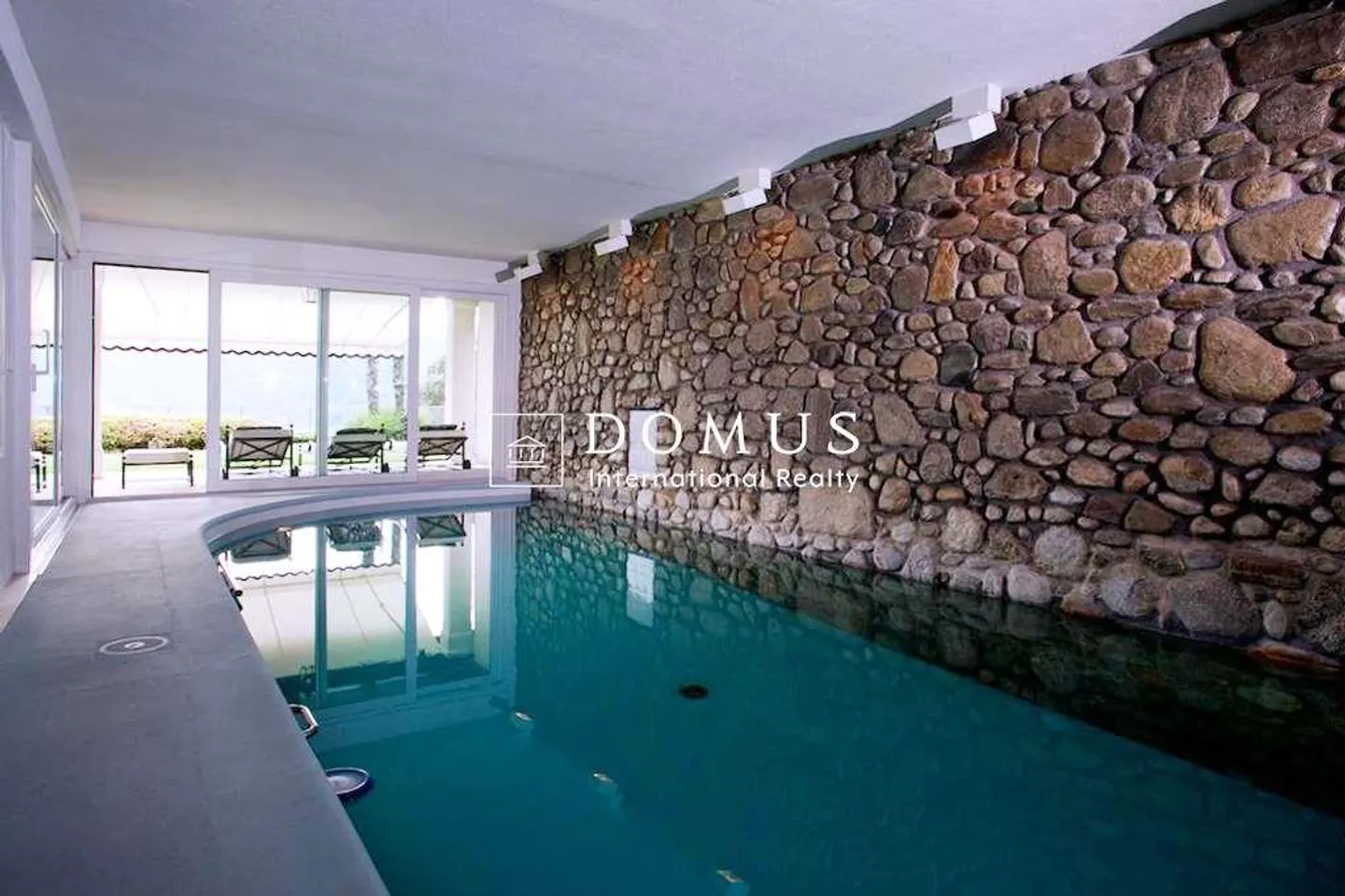 An exclusive oasis on the lake - Photo 6 of 13