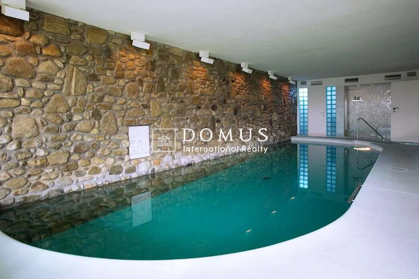 An exclusive oasis on the lake - Photo 7 of 13