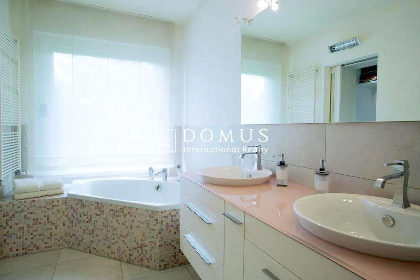 An exclusive oasis on the lake - Photo 9 of 13