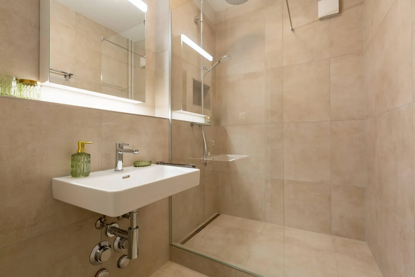 Appartamento elegante con 3,5 stanze per famiglie e gruppi nel cuore di Zurigo - Foto 11 di 40