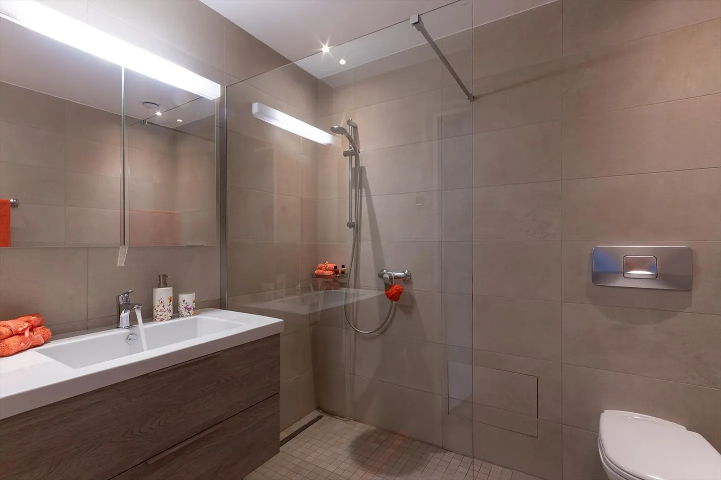 UNMISSABLE APARTMENT WITH LAKE VIEW - Photo 8 of 10