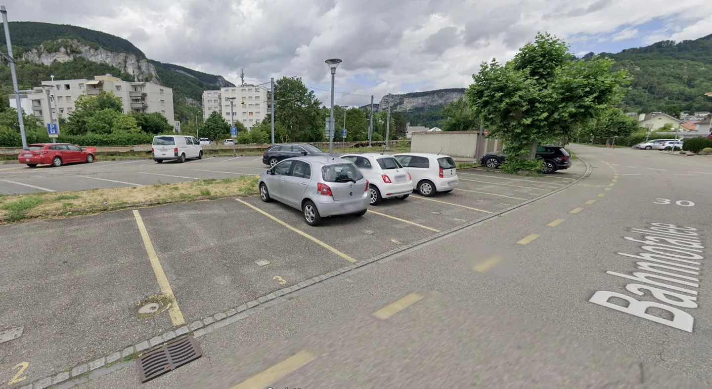 Places de stationnement extérieures directement à la gare d'Oensingen - Photo 1 sur 1
