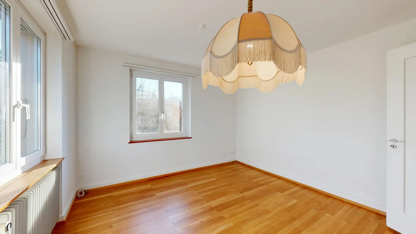 Freistehendes 5-Zimmer-Einfamilienhaus mit grosszügigem Umschwung - Foto 3 von 16