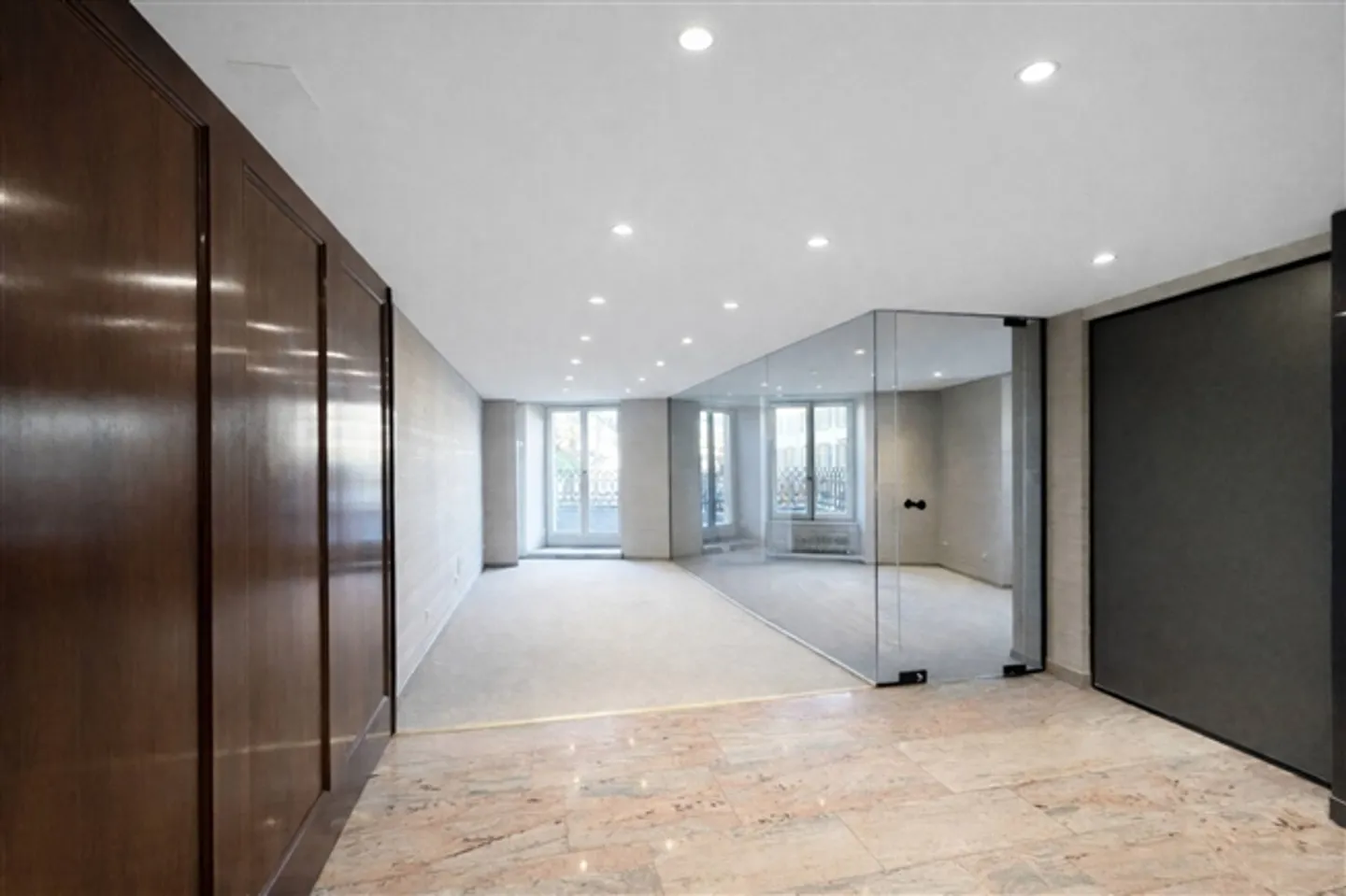 Espace commercial extraordinaire de 115 m² à louer. Centre historique d'Yverdon-les-Bains - Photo 2 sur 5