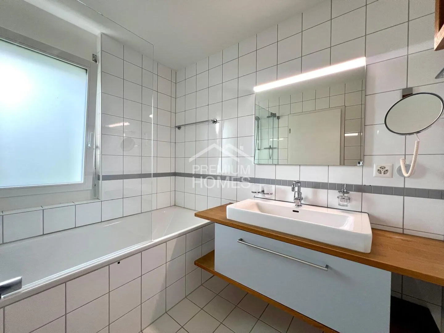 Appartamento moderno con spazi luminosi - Foto 4 di 13