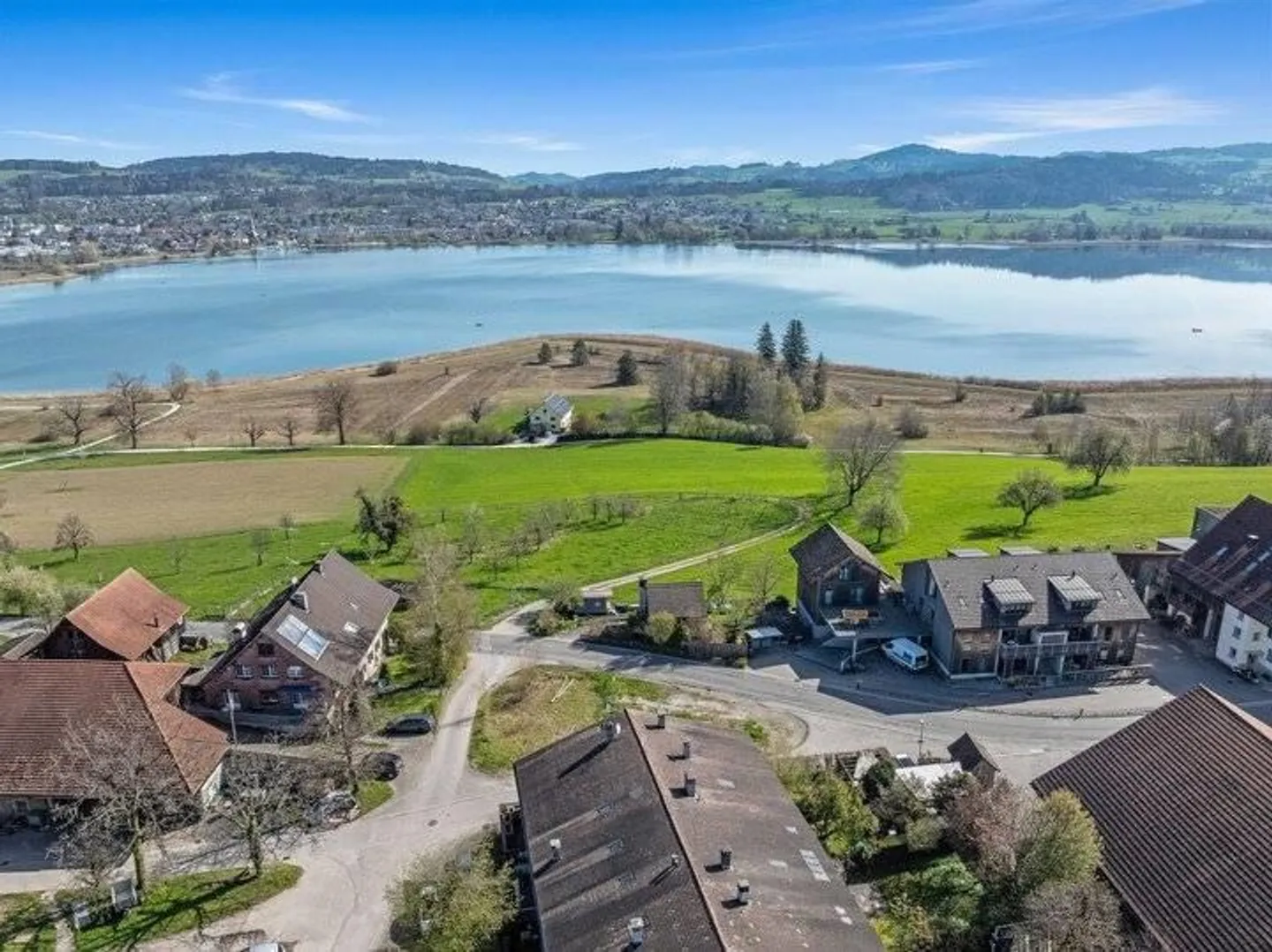 Affascinante casa a schiera angolare con vista sul lago e stufa svedese a Pfäffikon - Foto 1 di 9
