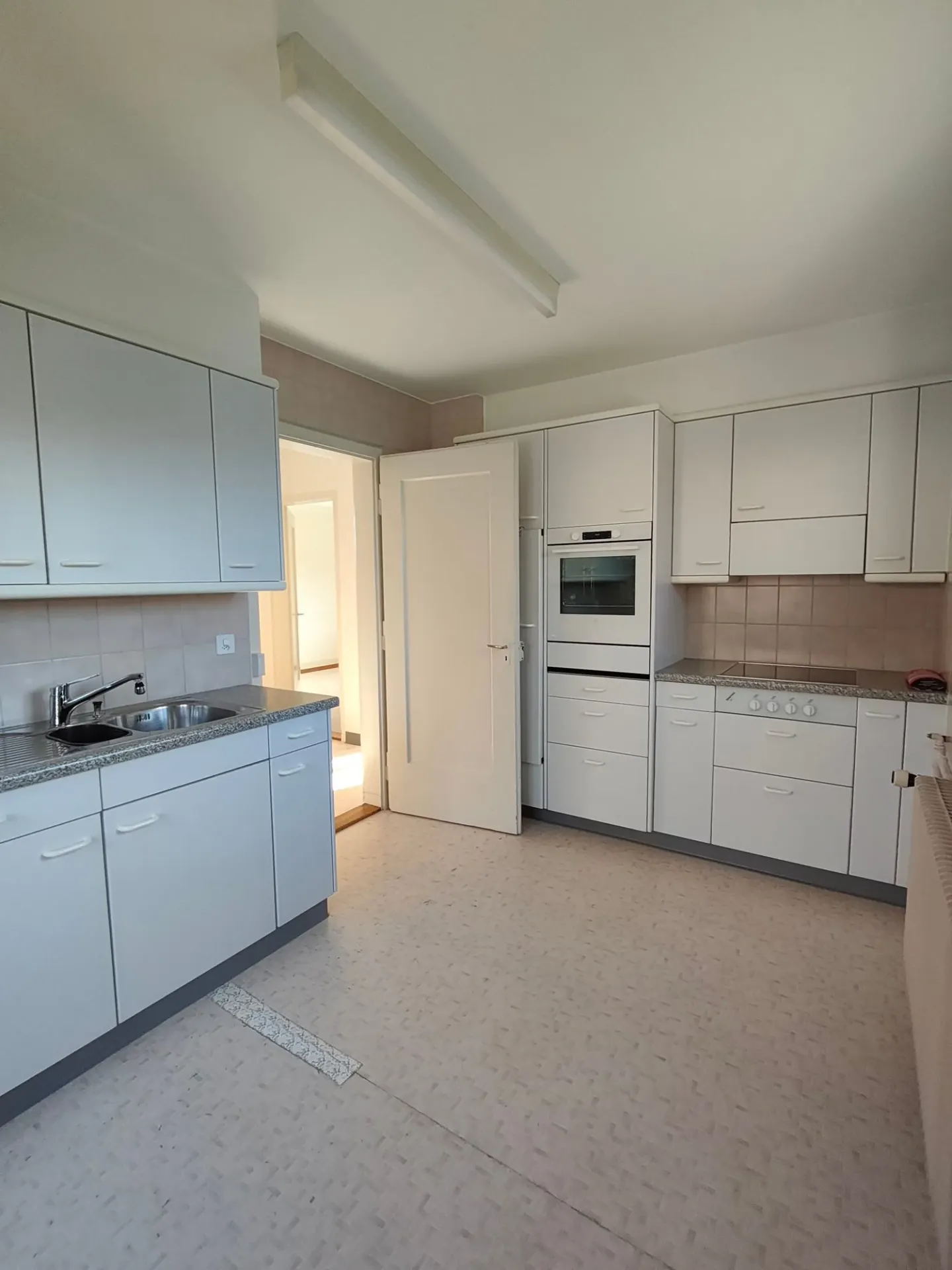 Charmante 2.5-Zimmerwohnung mit Balkon in Aarberg - Foto 3 von 6