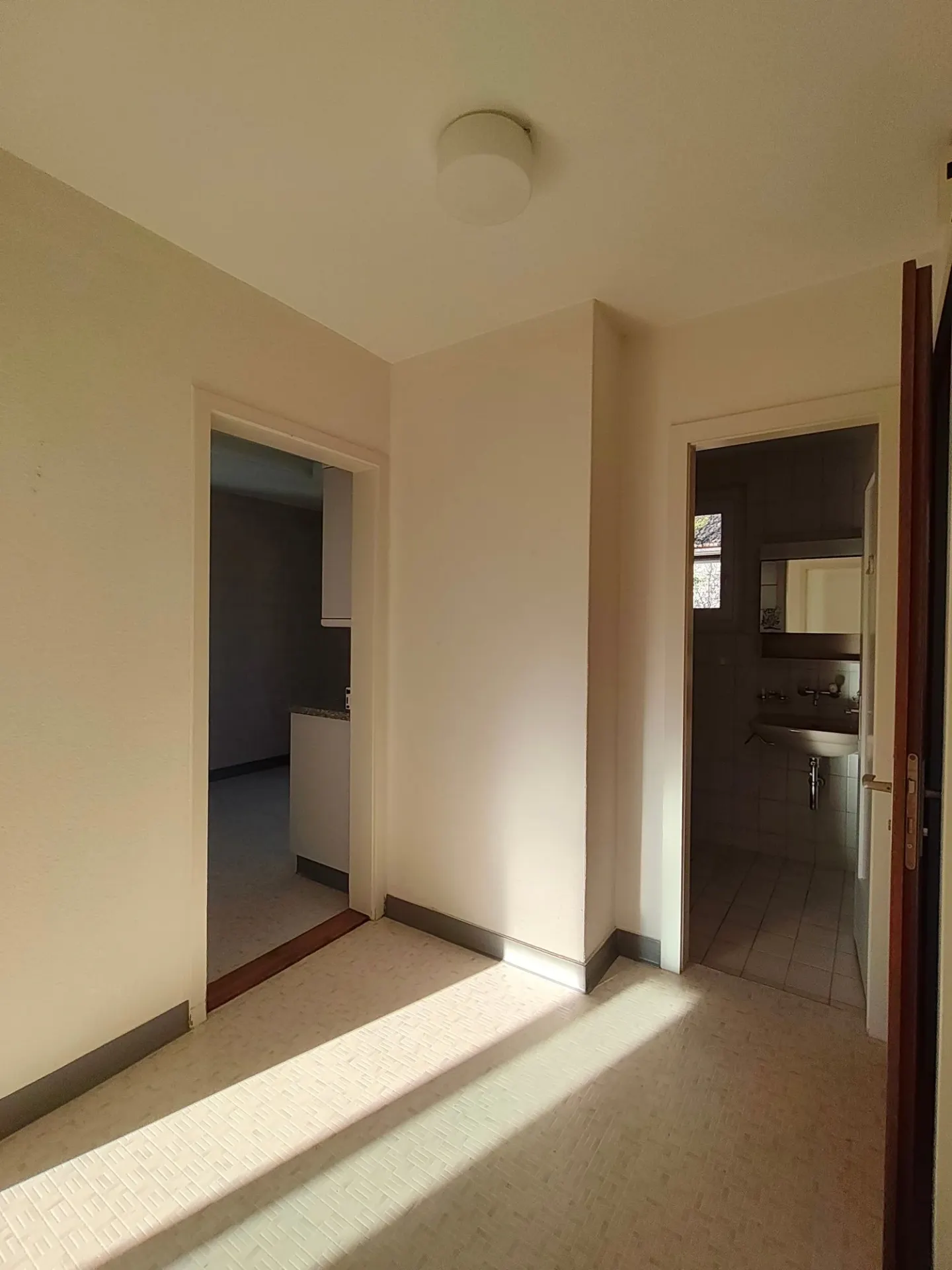 Charmante 2.5-Zimmerwohnung mit Balkon in Aarberg - Foto 4 von 6