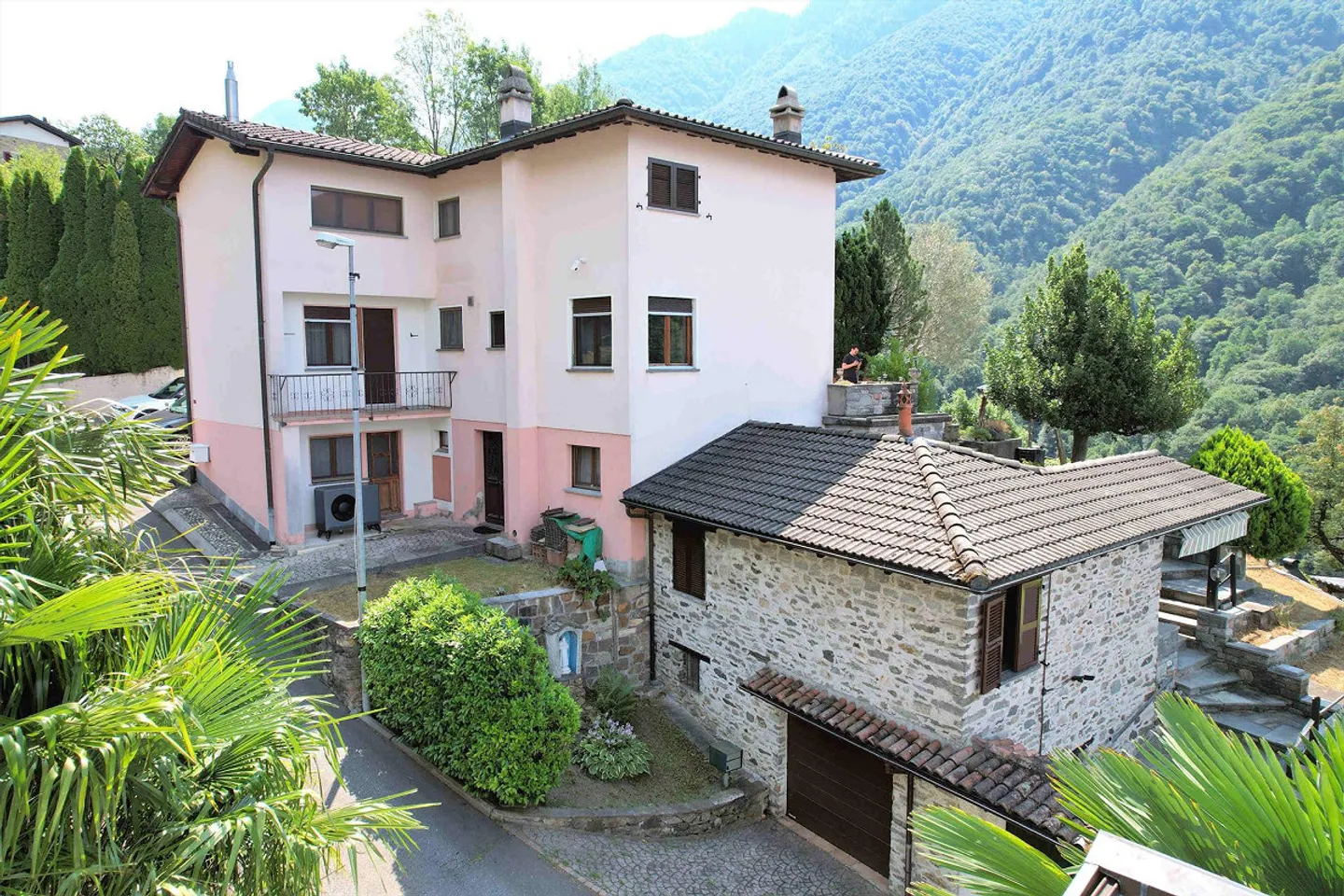 Maison spacieuse sur la colline avec vue panoramique, grand terrain et rustique - Photo 2 sur 21