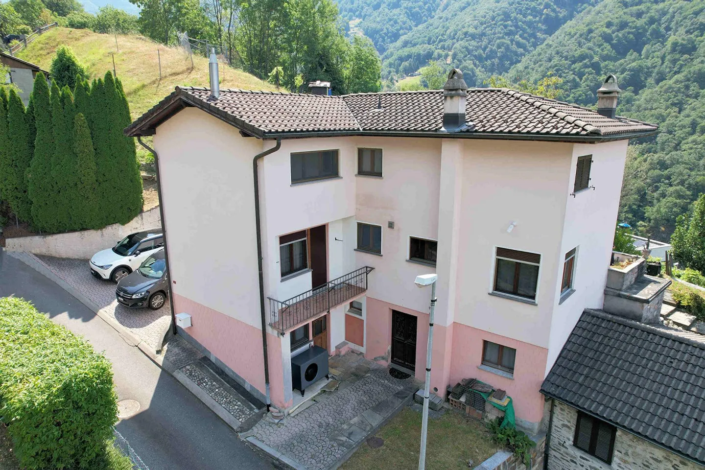 Maison spacieuse sur la colline avec vue panoramique, grand terrain et rustique - Photo 3 sur 21
