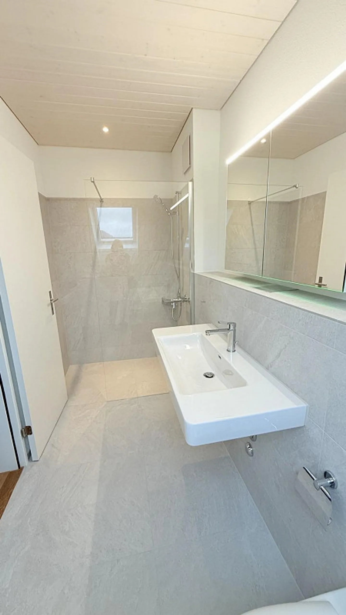 Première location – Appartement en attique moderne de 4,5 pièces avec vue imprenable - Photo 7 sur 13