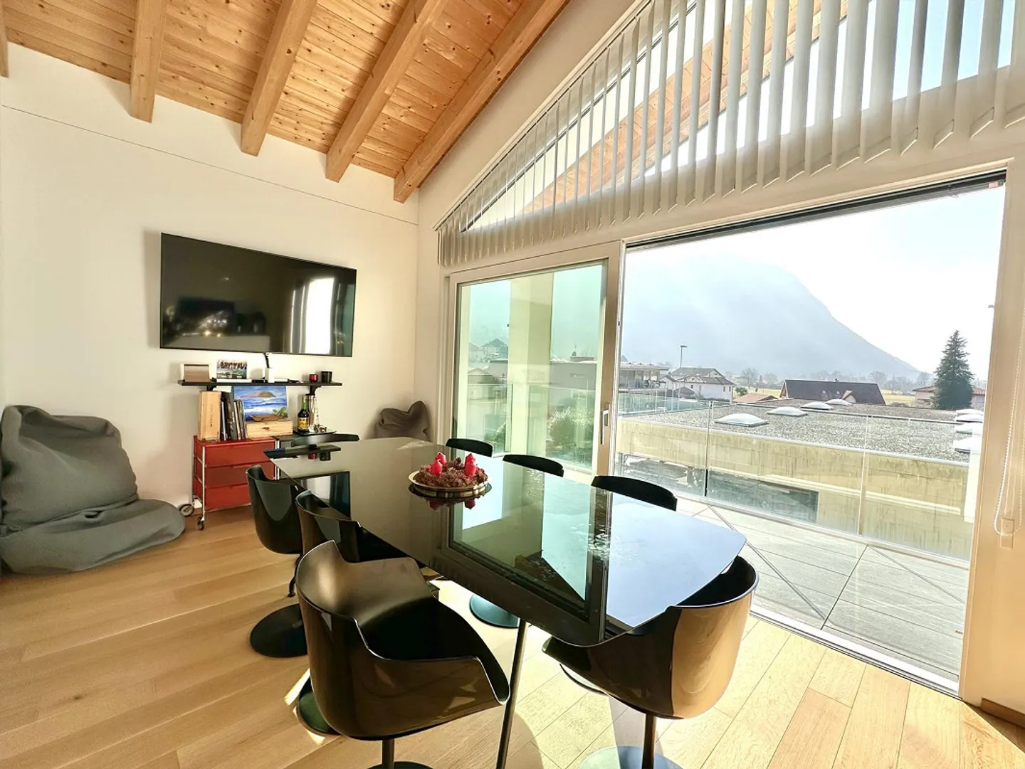 Modern Elegance and Comfort: Villa with High-Quality Finishes - Photo 5 of 13