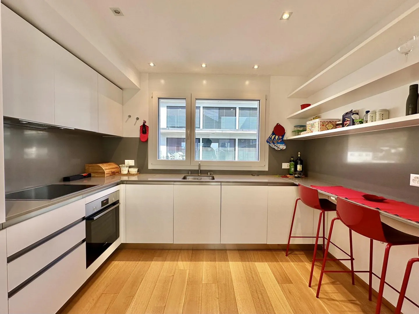 Modern Elegance and Comfort: Villa with High-Quality Finishes - Photo 4 of 13