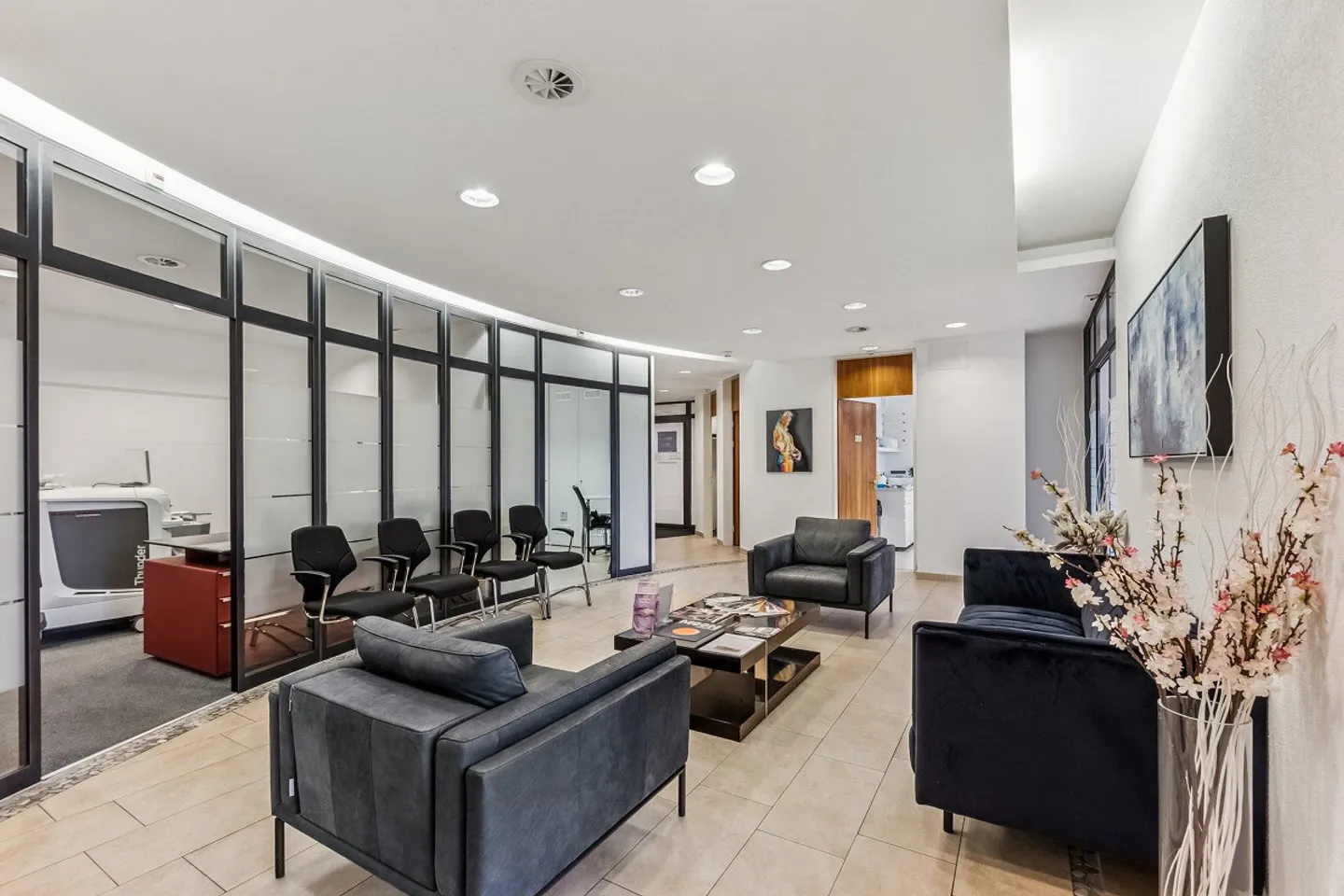 Spazio per studio/ufficio in posizione centrale vicino alla stazione di Oerlikon - limitato fino al 31.01.29 - Foto 2 di 9