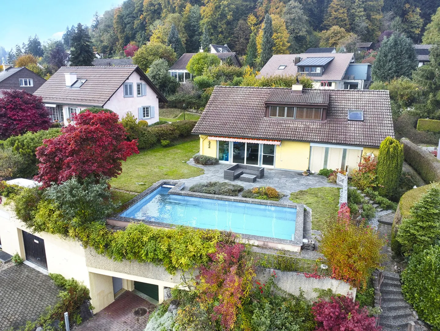 Casa unifamiliare di 7,5 stanze in una posizione tranquilla con vista panoramica, grande giardino e piscina - Foto 1 di 14