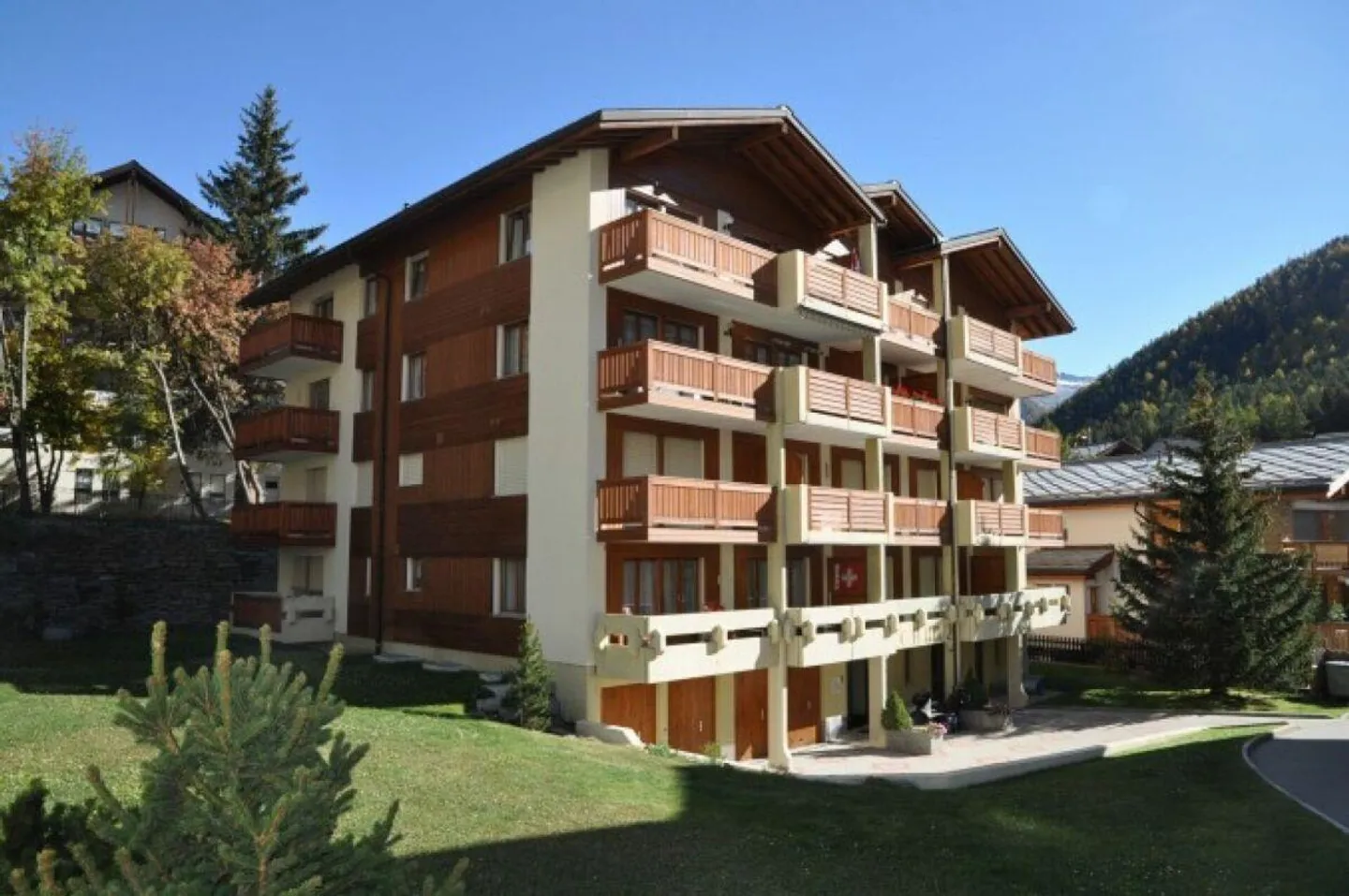 Very spacious 3.5 room apartment with south and west balcony. - Photo 1 of 11