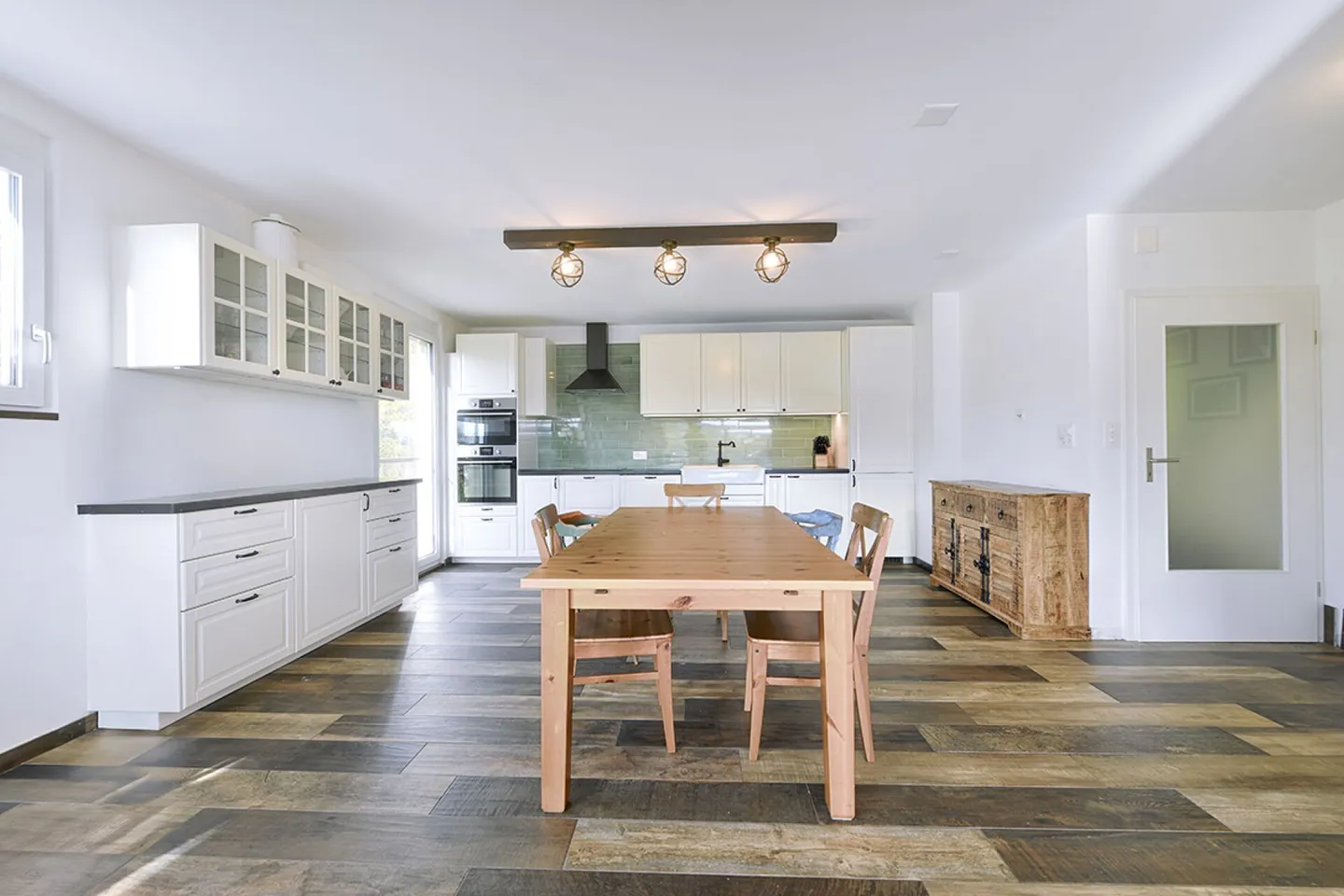 Casa unifamiliare di 7,5 stanze in una posizione tranquilla con vista panoramica, grande giardino e piscina - Foto 3 di 14