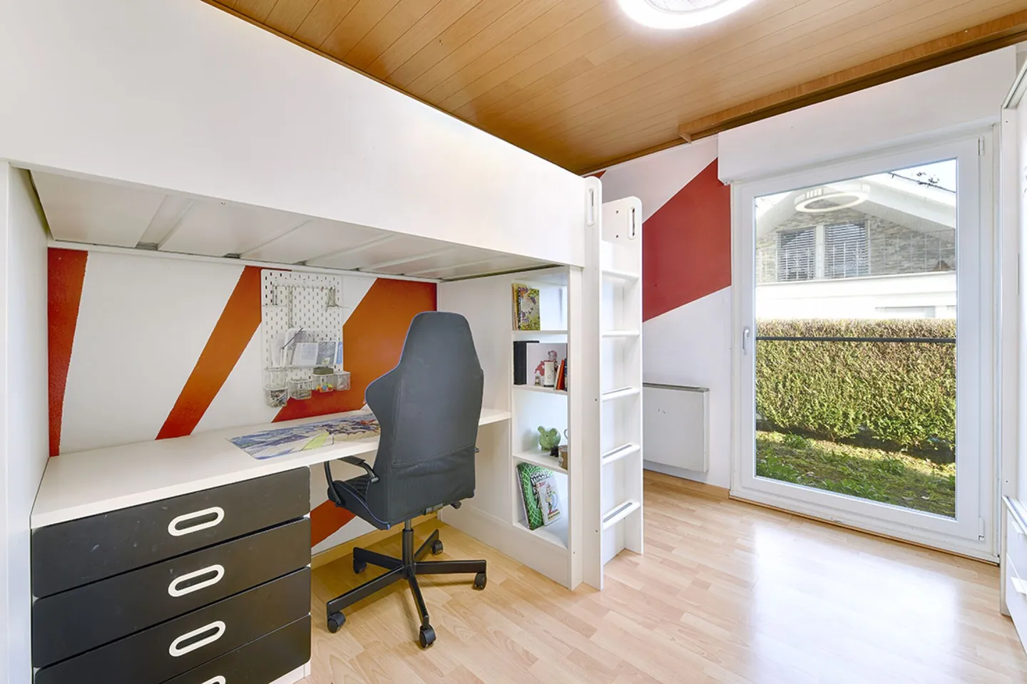 Casa unifamiliare di 7,5 stanze in una posizione tranquilla con vista panoramica, grande giardino e piscina - Foto 5 di 14