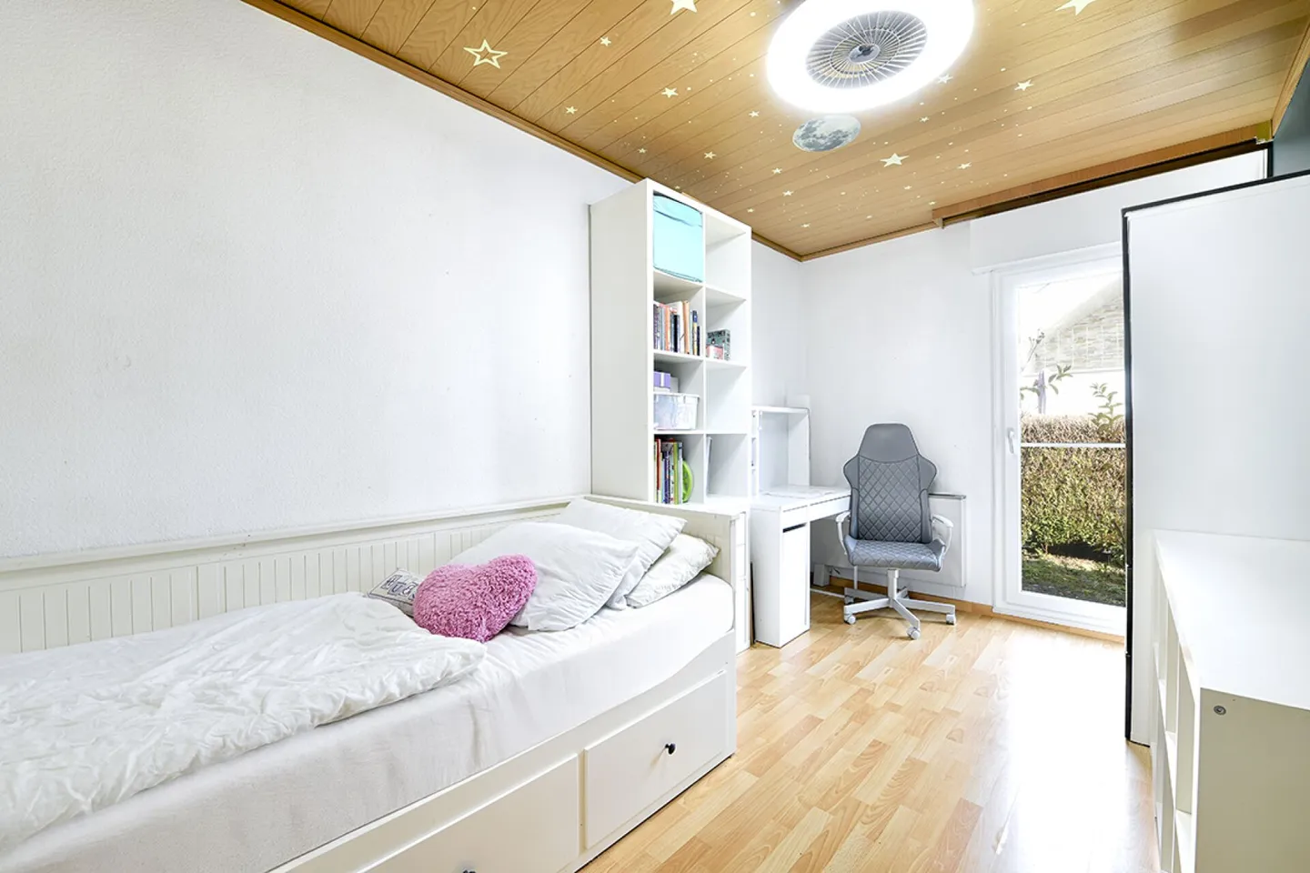 Casa unifamiliare di 7,5 stanze in una posizione tranquilla con vista panoramica, grande giardino e piscina - Foto 6 di 14