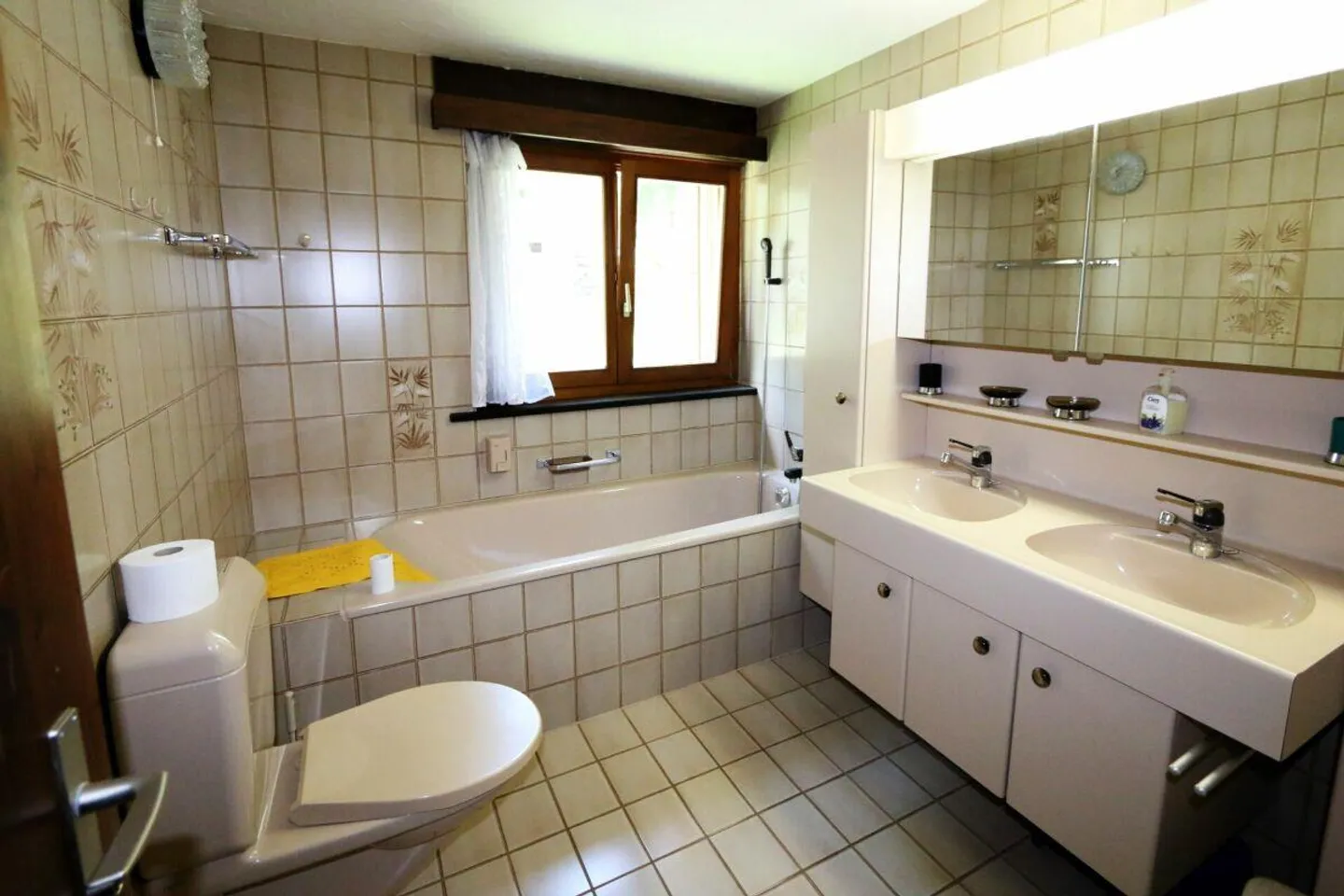 Very spacious 3.5 room apartment with south and west balcony. - Photo 8 of 11