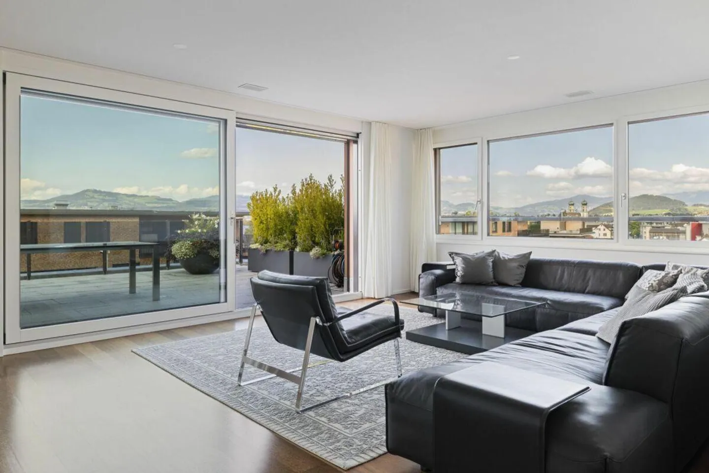 Moderno appartamento attico di 3,5 locali con vista lago ad Altendorf - Foto 1 di 8