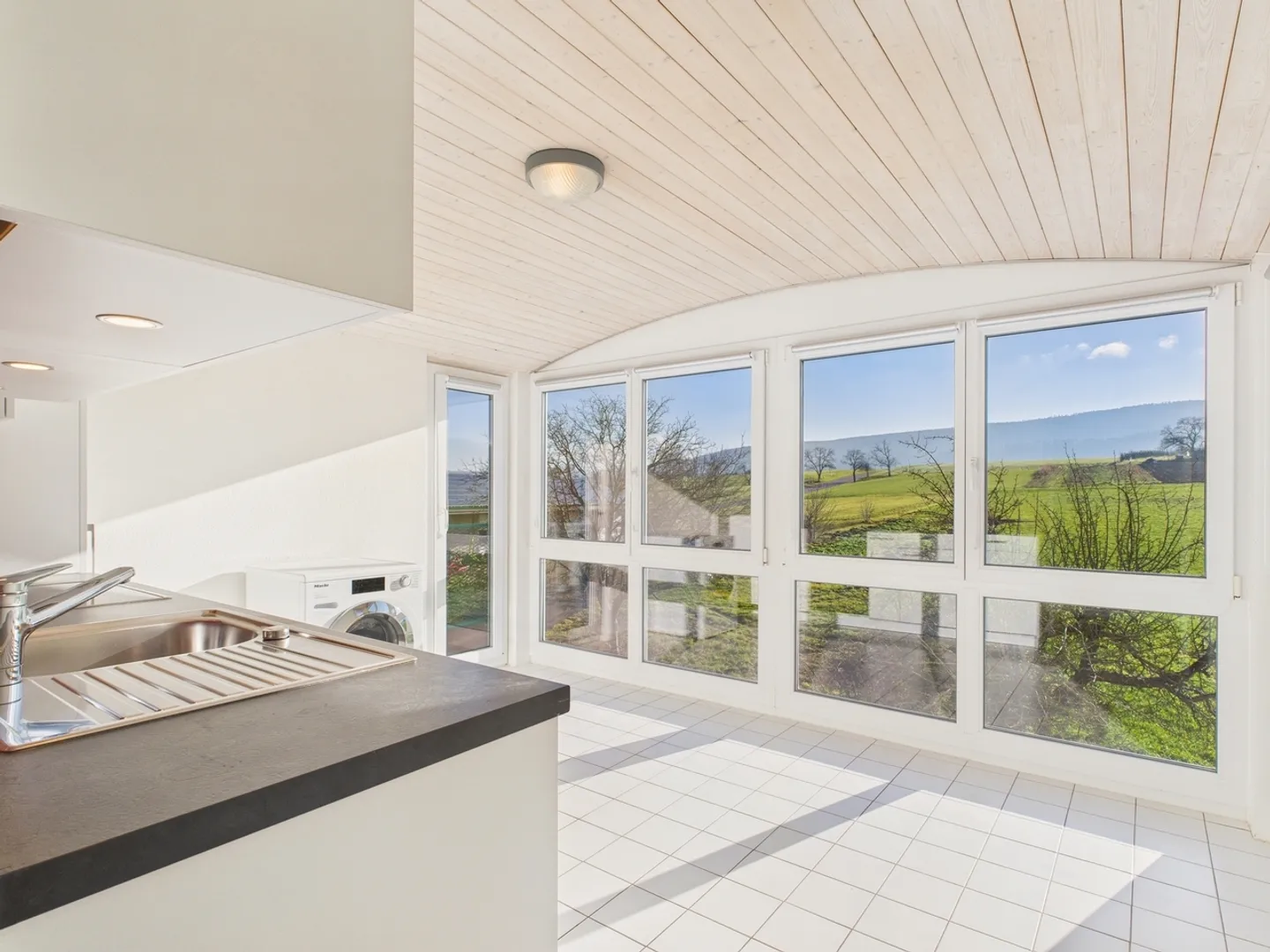 Modern 2.5-Room Roof Flat with Cellar and Parking Space, Biel-Benken - Photo 7 of 13