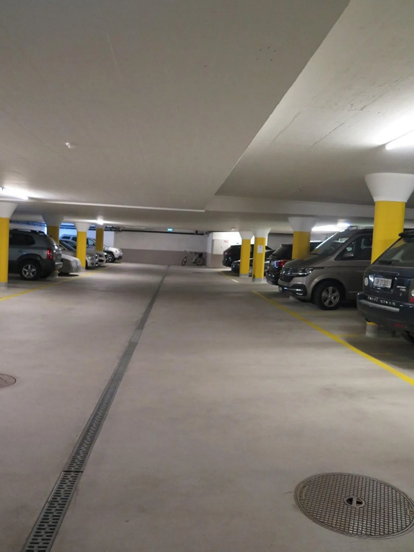 Il tuo posto auto a Chur - vicino agli ospedali - Foto 1 di 3