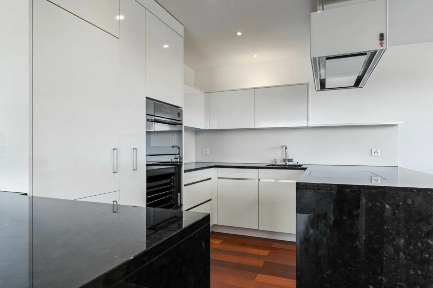 Moderno appartamento attico di 3,5 locali con vista lago ad Altendorf - Foto 8 di 8