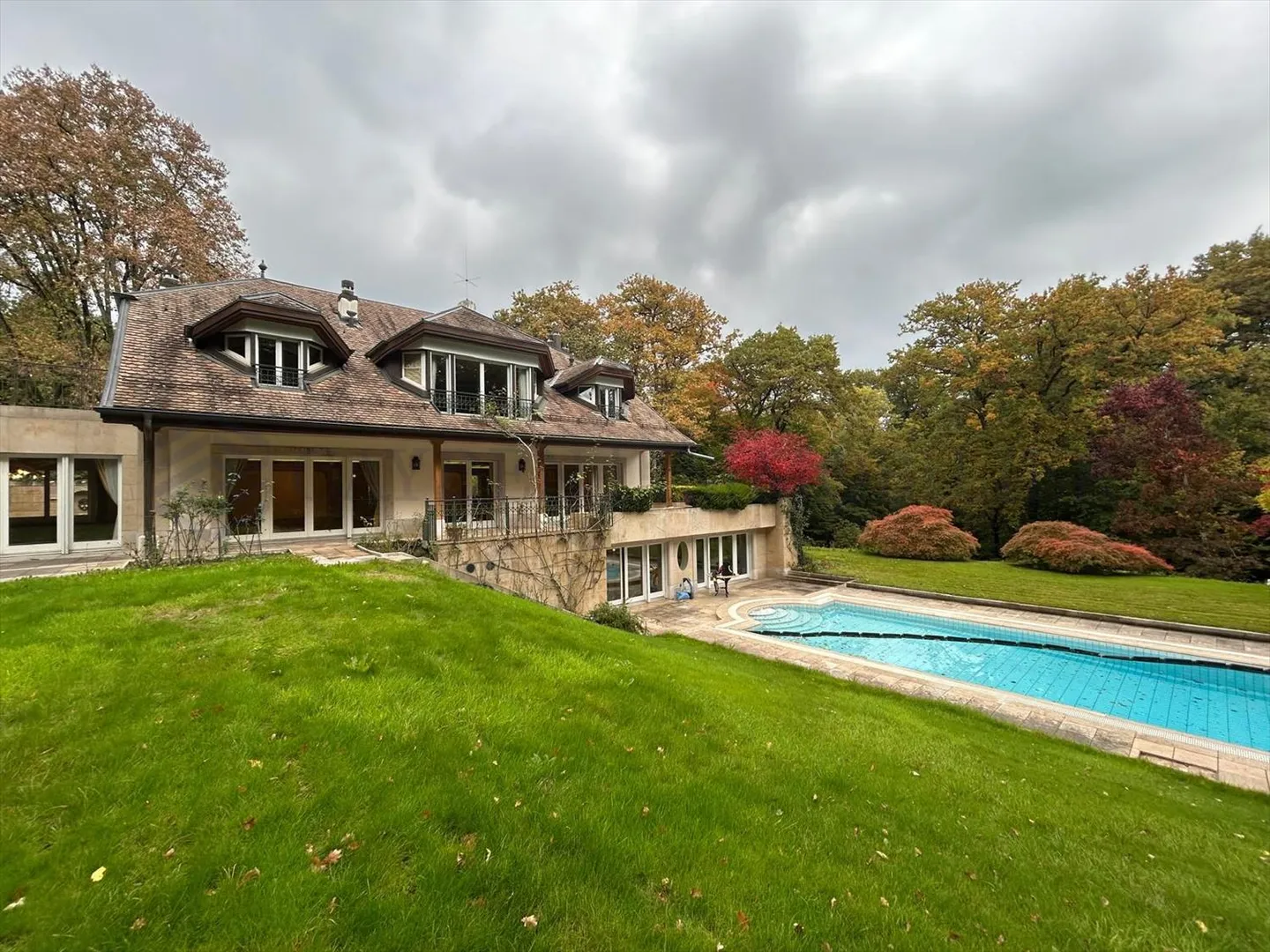 Propriété prestigieuse avec grand terrain et piscine - Photo 1 sur 3