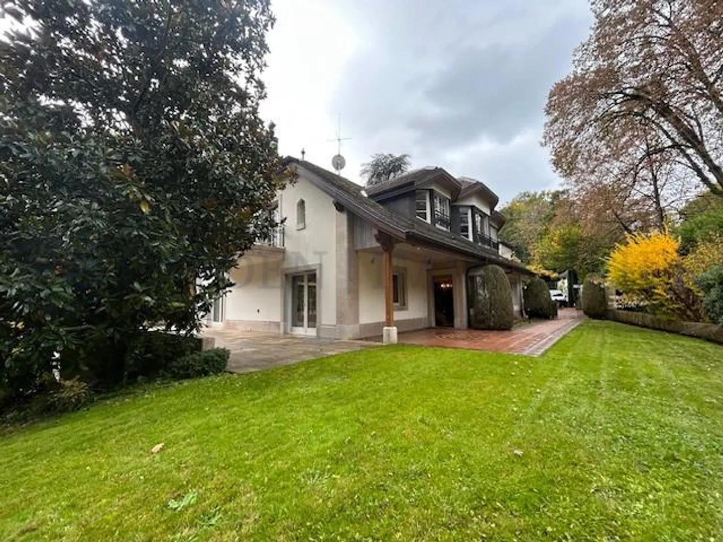 Propriété prestigieuse avec grand terrain et piscine - Photo 2 sur 3