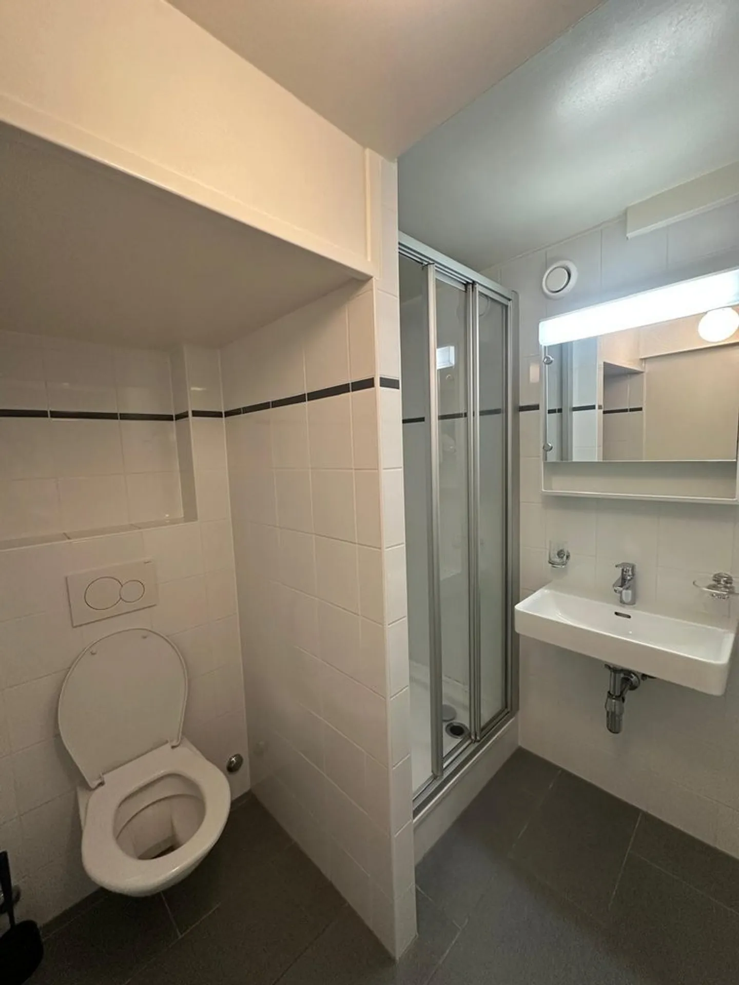 Charming Apartment in Quiet Area - Photo 3 of 5