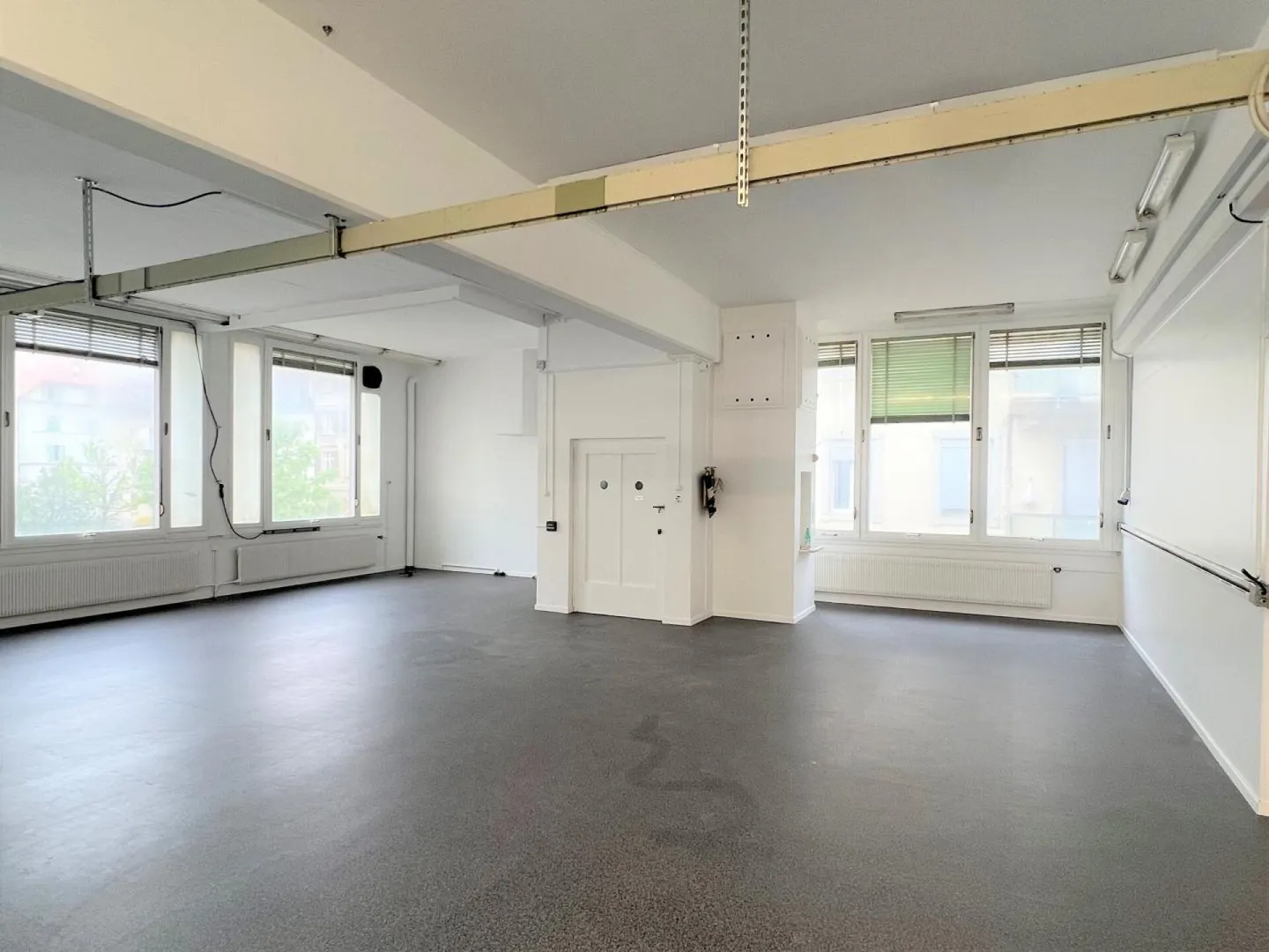 Administrative/Office 4 rooms 360 m2 in Locle - Photo 2 of 6