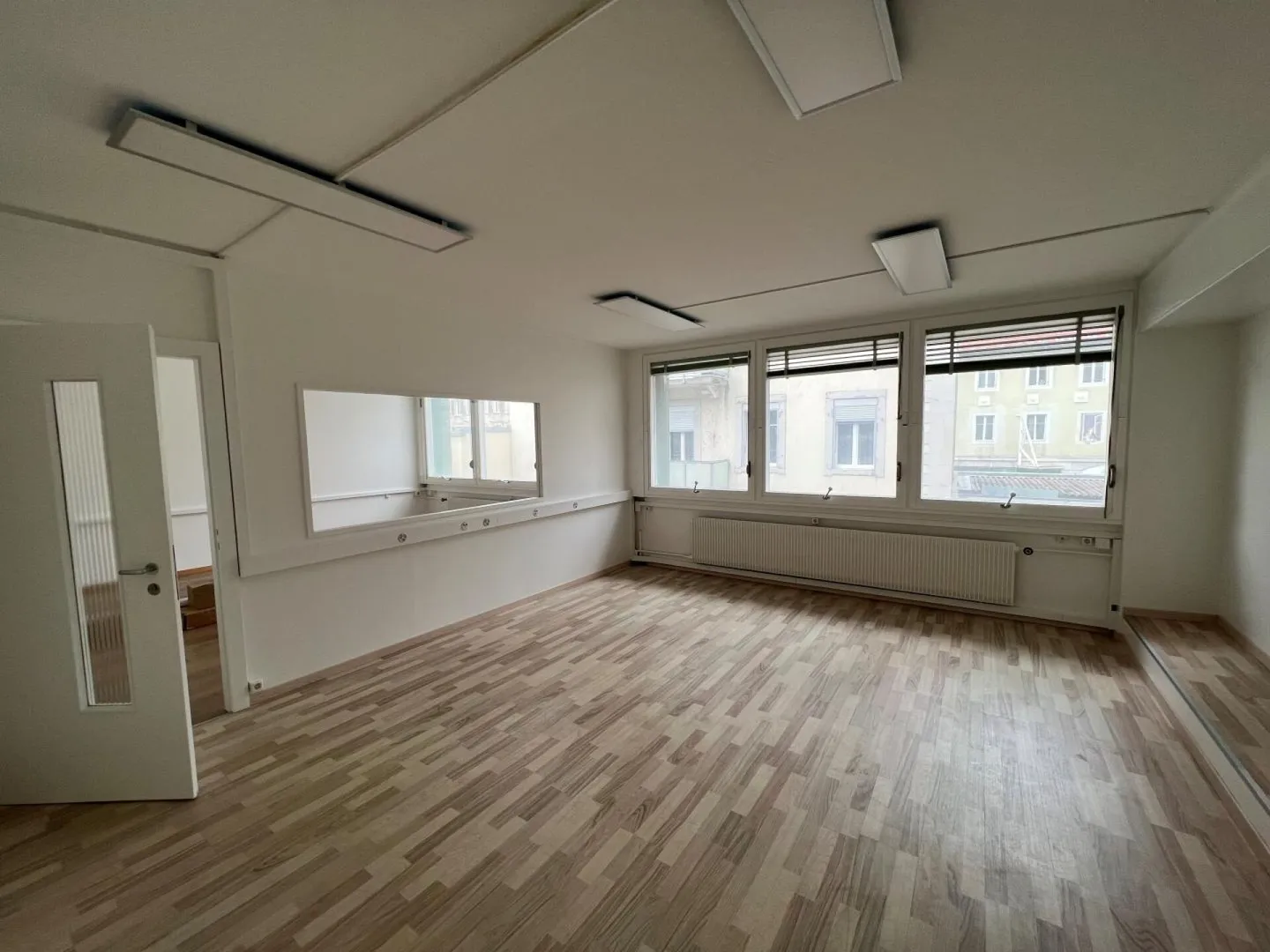 Administrative/Office 4 rooms 360 m2 in Locle - Photo 4 of 6
