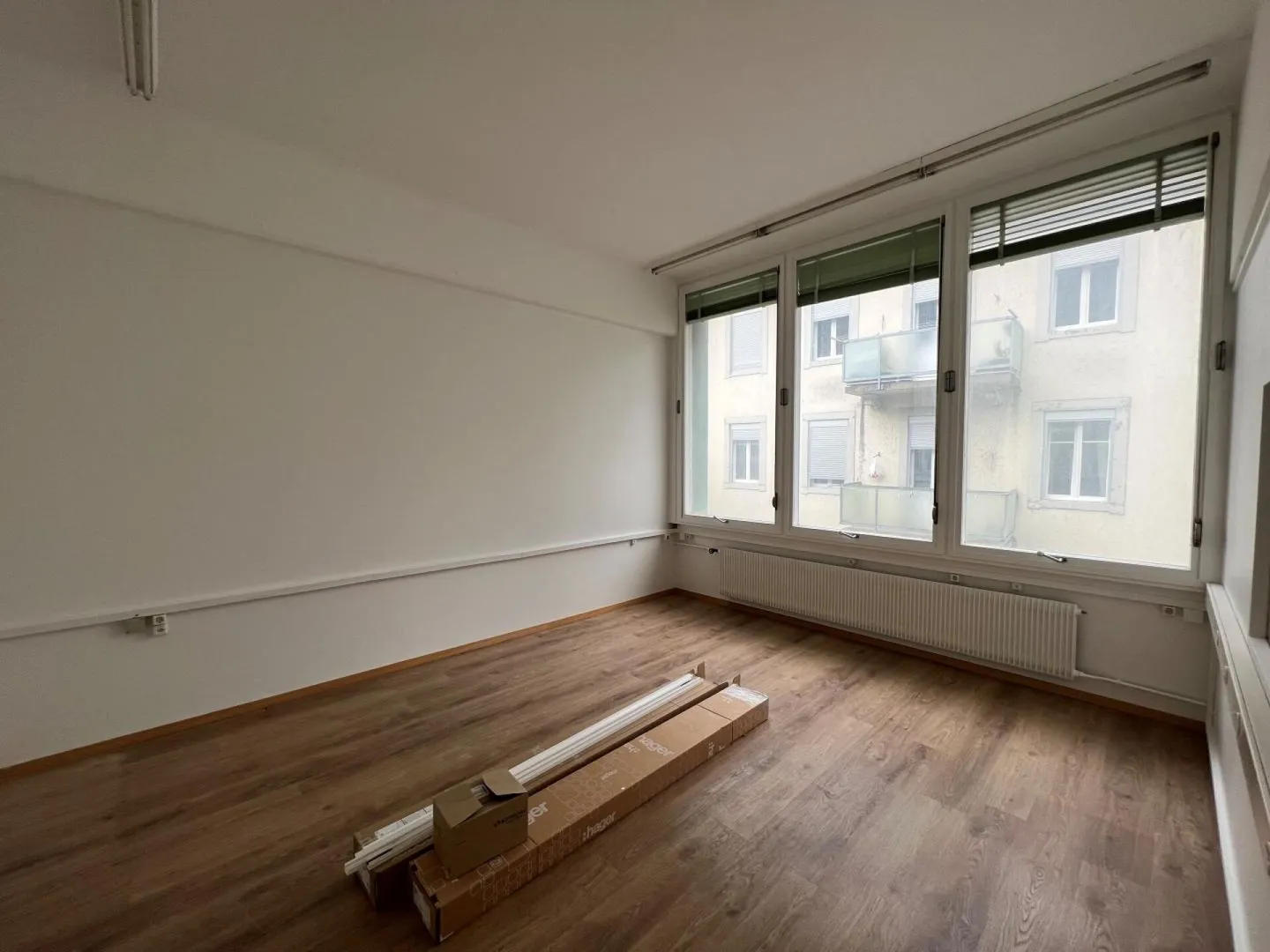 Administrative/Office 4 rooms 360 m2 in Locle - Photo 5 of 6