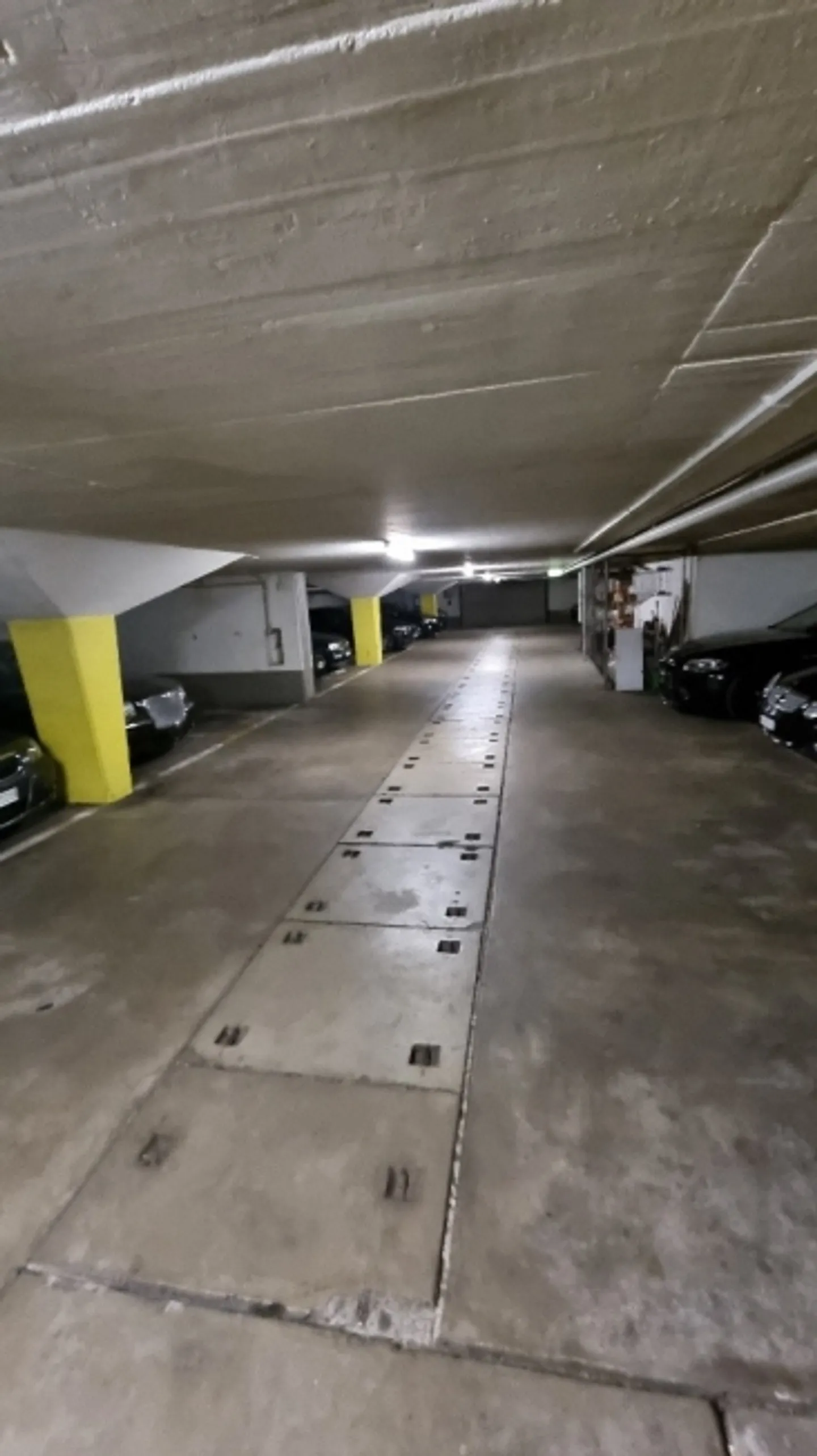 Place de parking dans le garage souterrain - Photo 3 sur 3