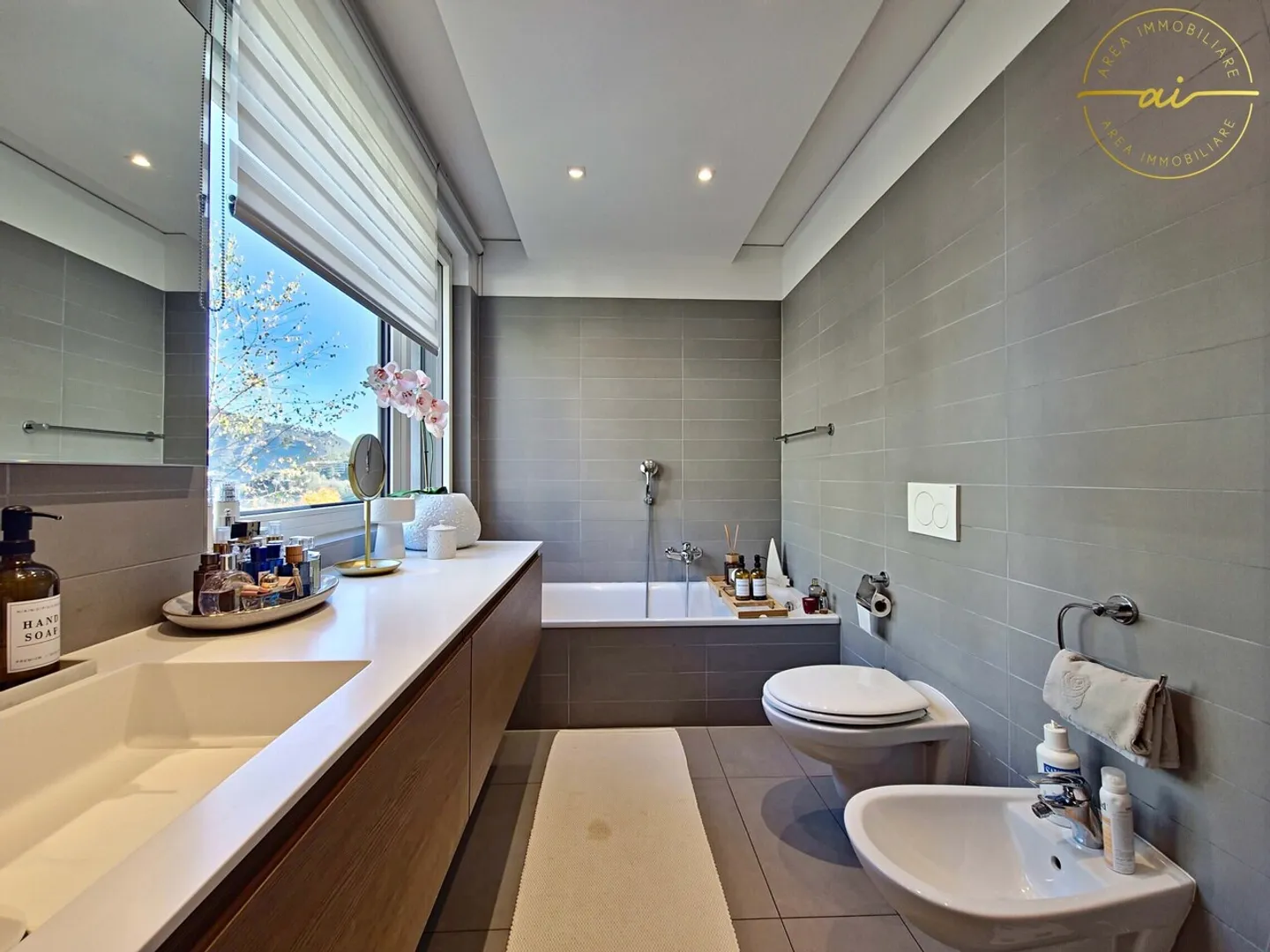 HELLE 3.5-ZIMMER-WOHNUNG MIT GROßER TERRASSE UND FREIER SICHT AUF VACALLO - Foto 11 von 12